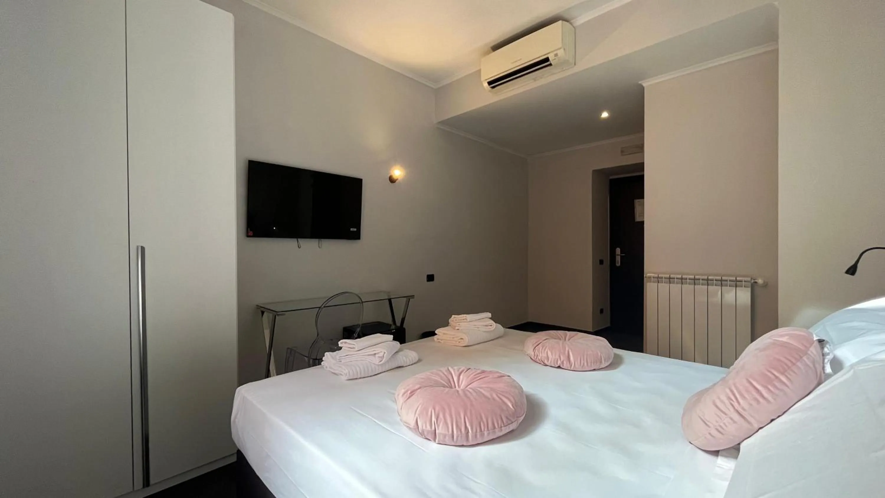 Bedroom, Bed in Cloud 9 Hotel