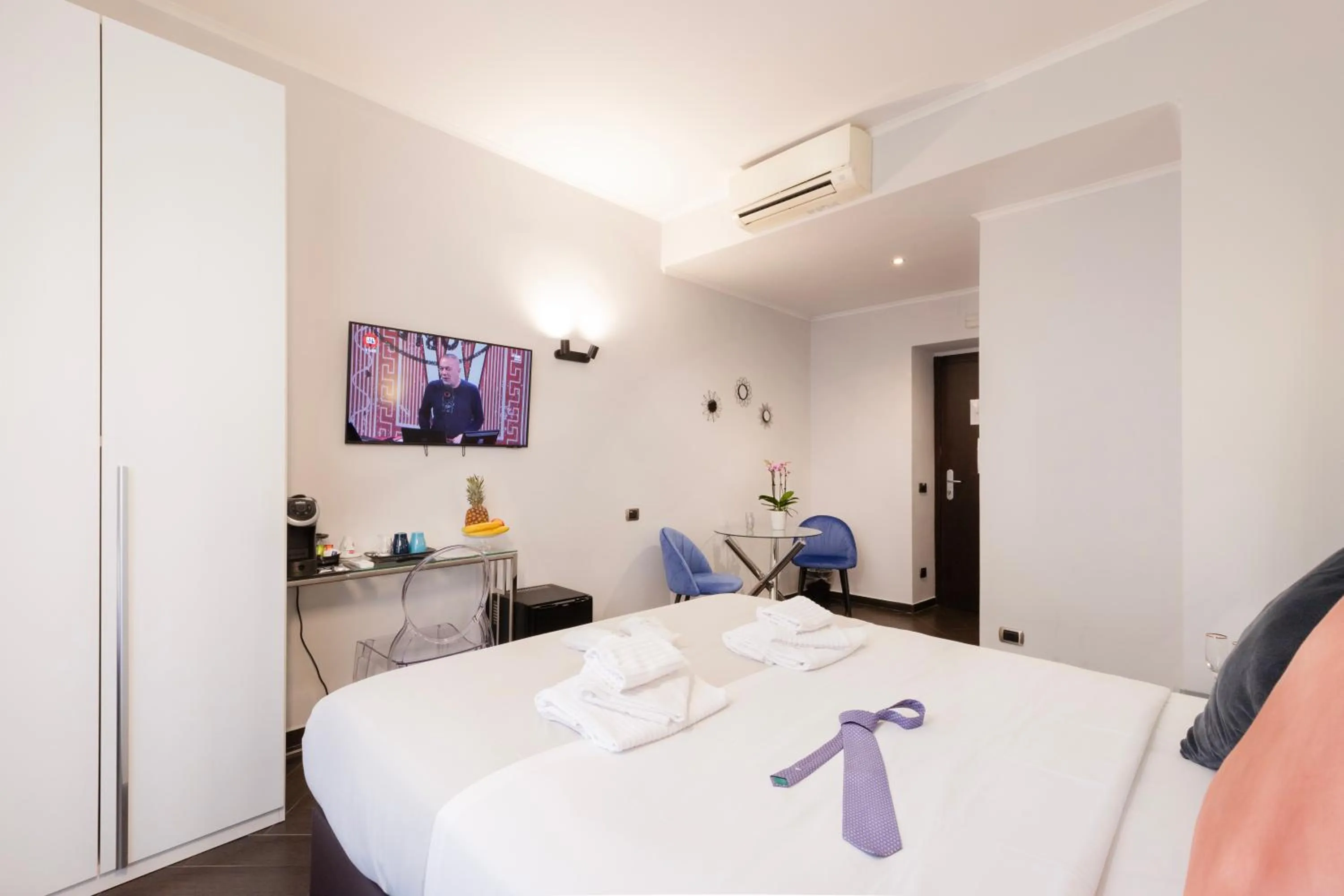 Bedroom, Bed in Cloud 9 Hotel