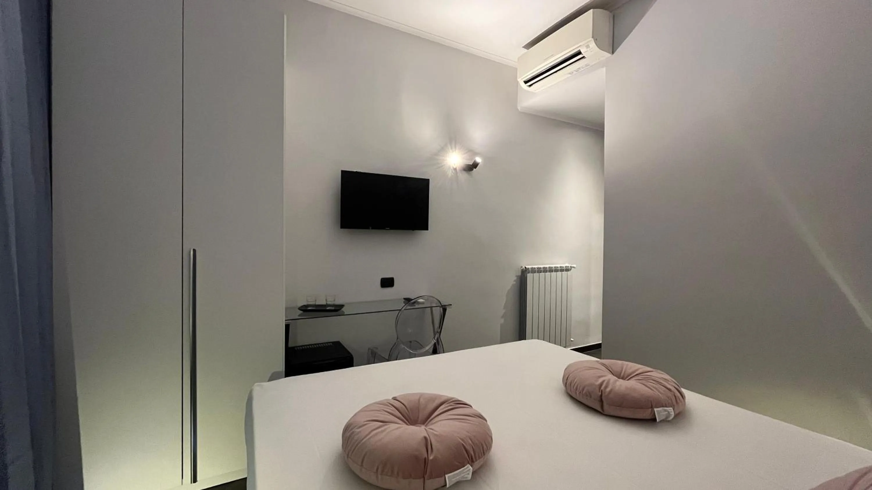 Bedroom, Bed in Cloud 9 Hotel