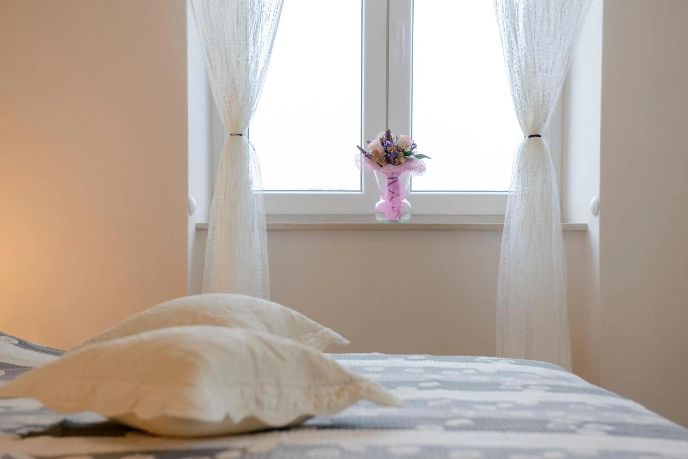 Bedroom, Bed in Apartments Pully
