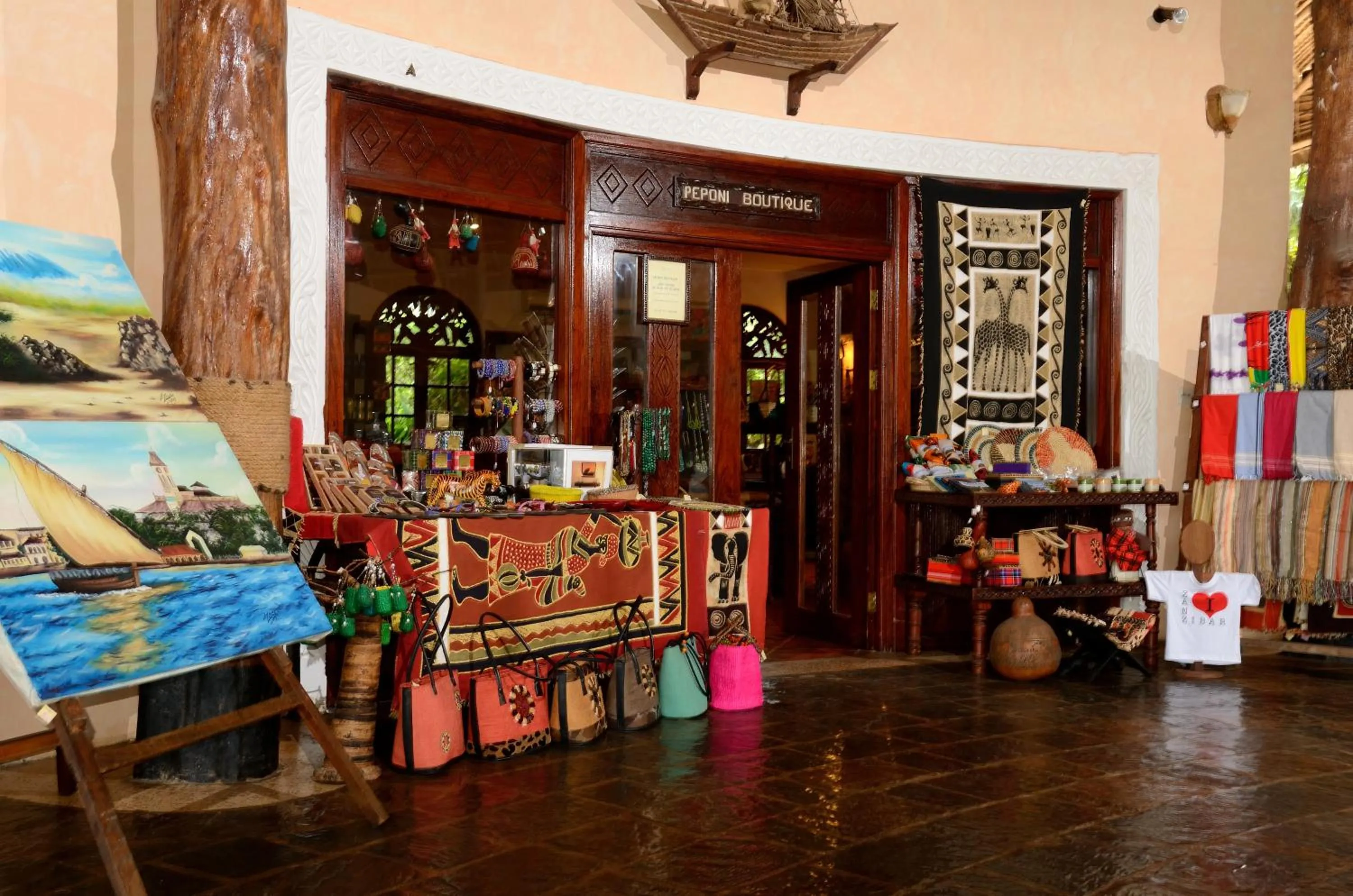 On-site shops in Ocean Paradise Resort & Spa