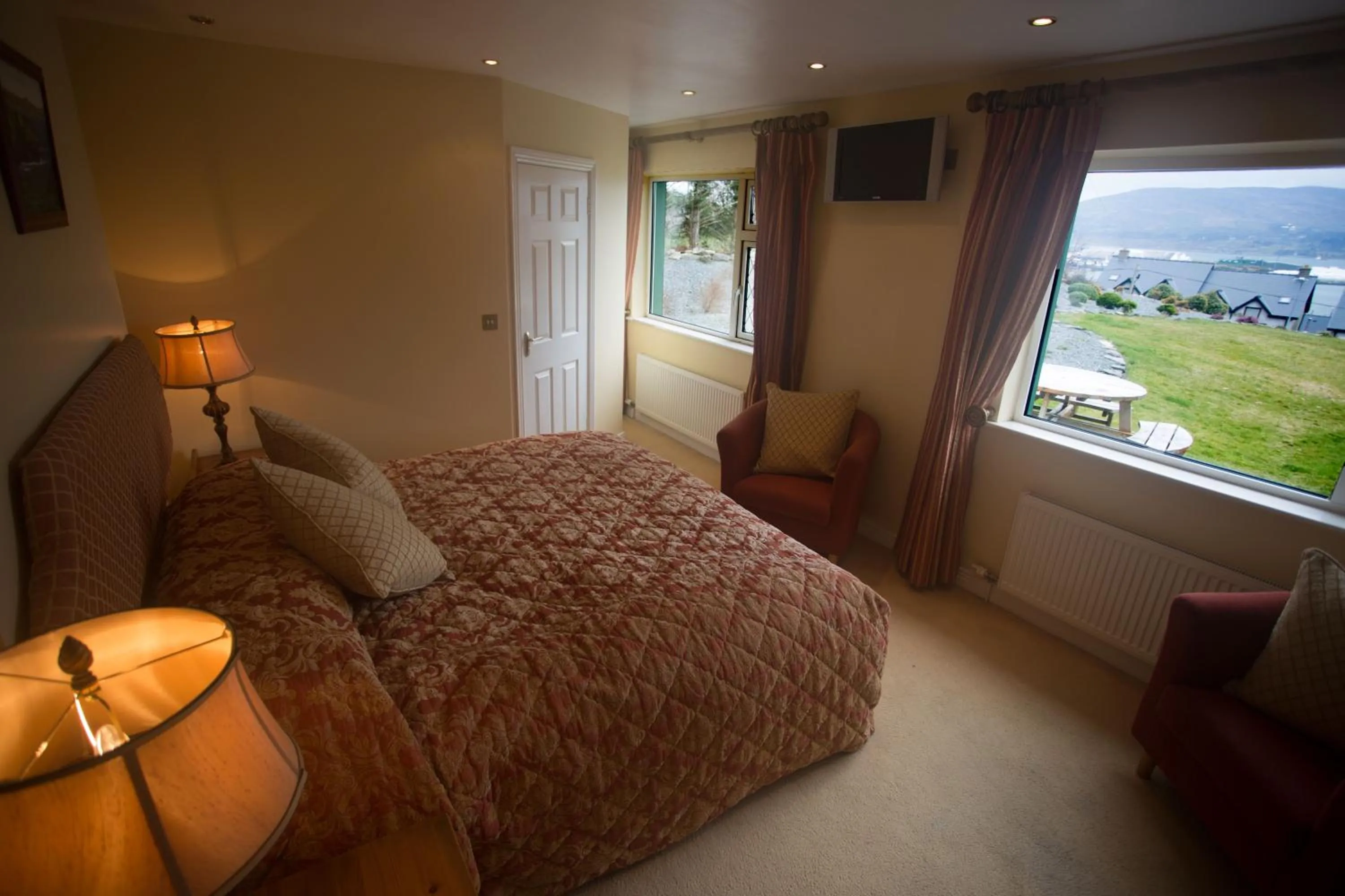 Photo of the whole room, Bed in Island View House