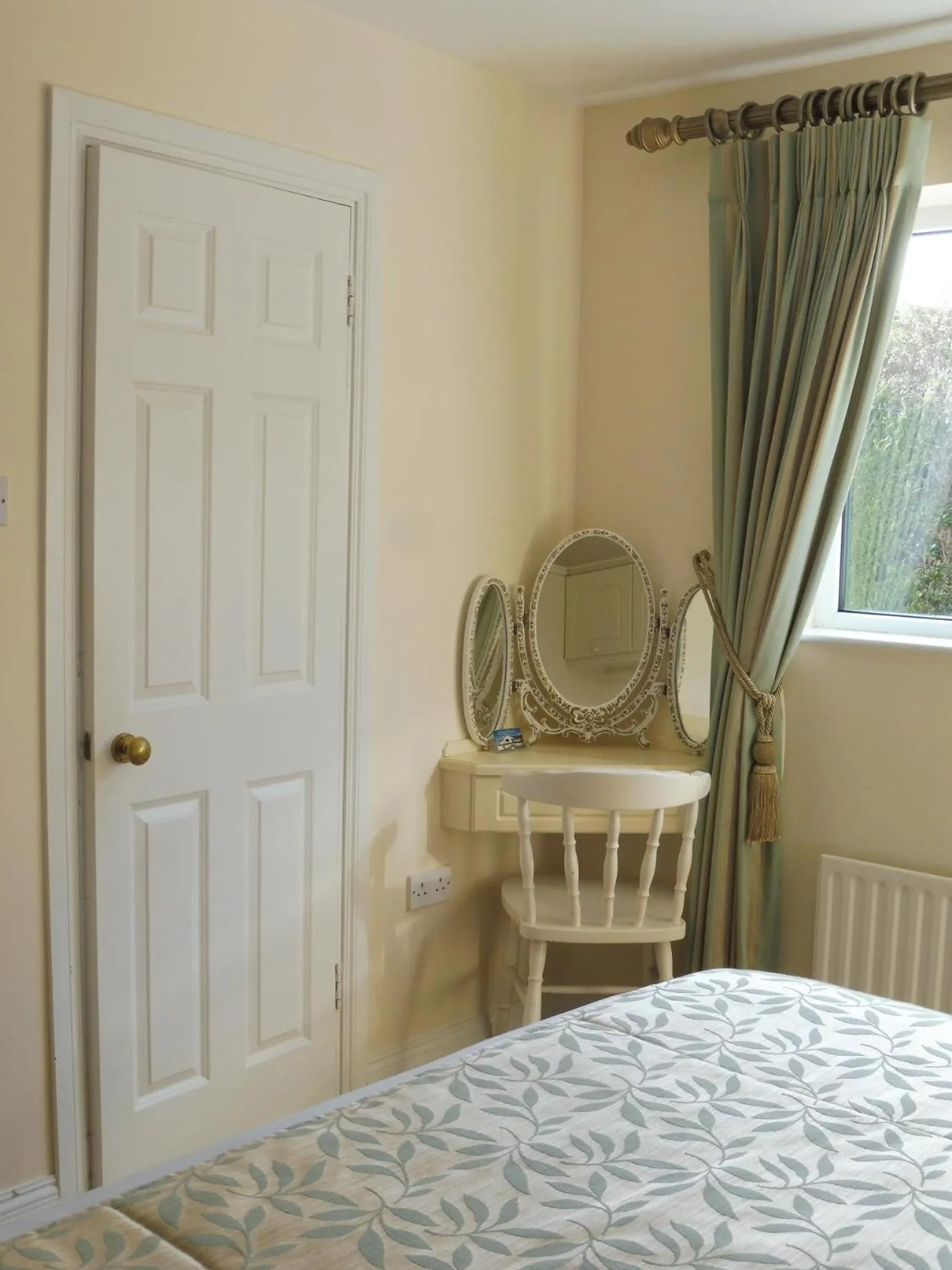 Photo of the whole room, Bed in Island View House