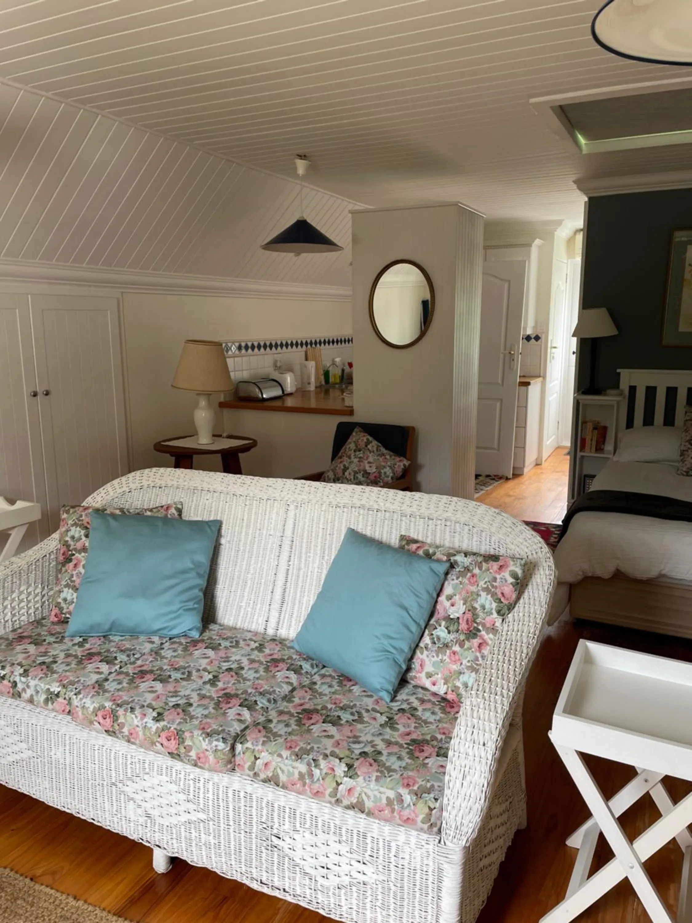 Lounge or bar, Bed in Beside Still Waters