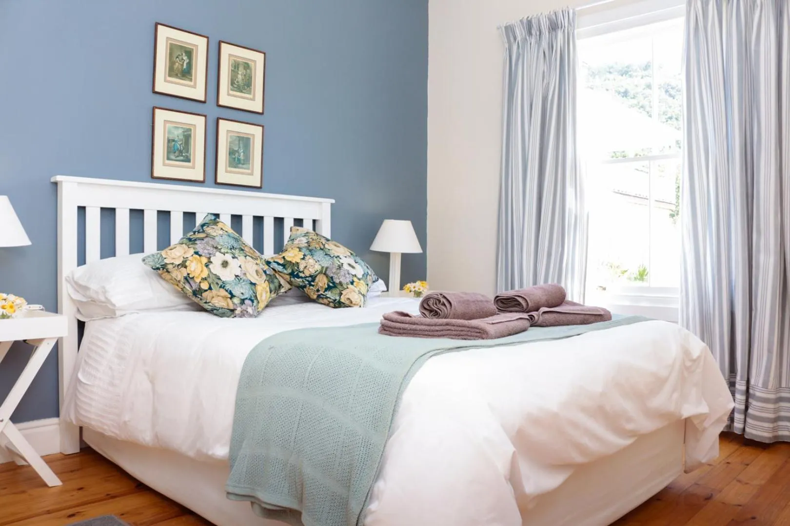 Bedroom, Bed in Beside Still Waters