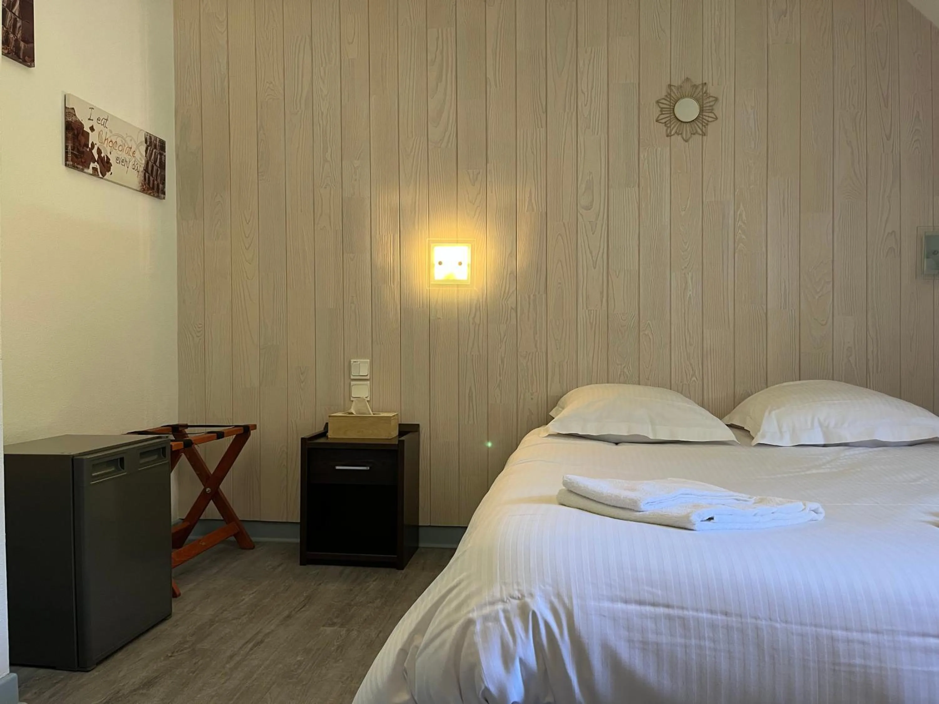 Bedroom, Bed in Hôtel Le Lacuzon