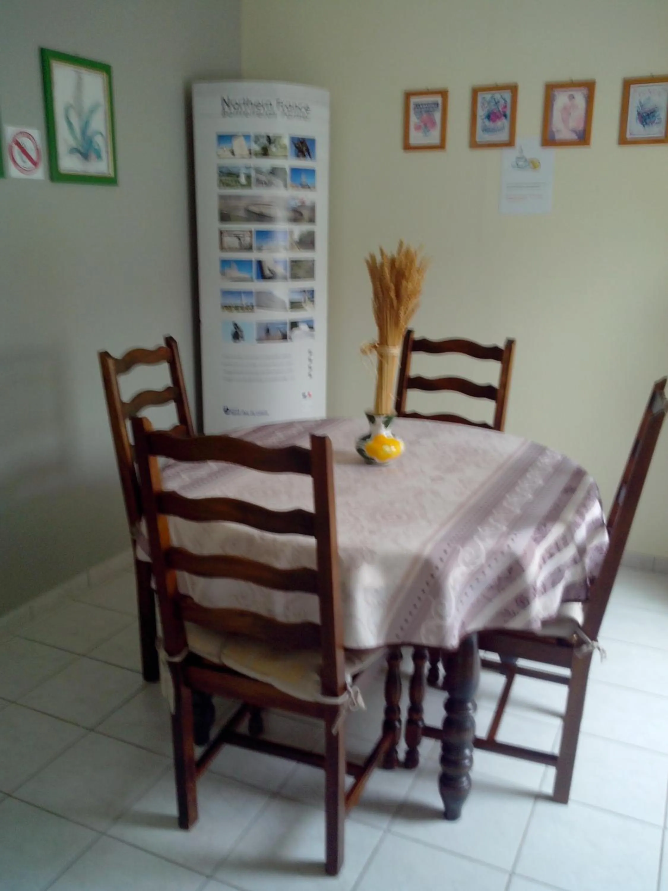 Dining area in La Bourgade