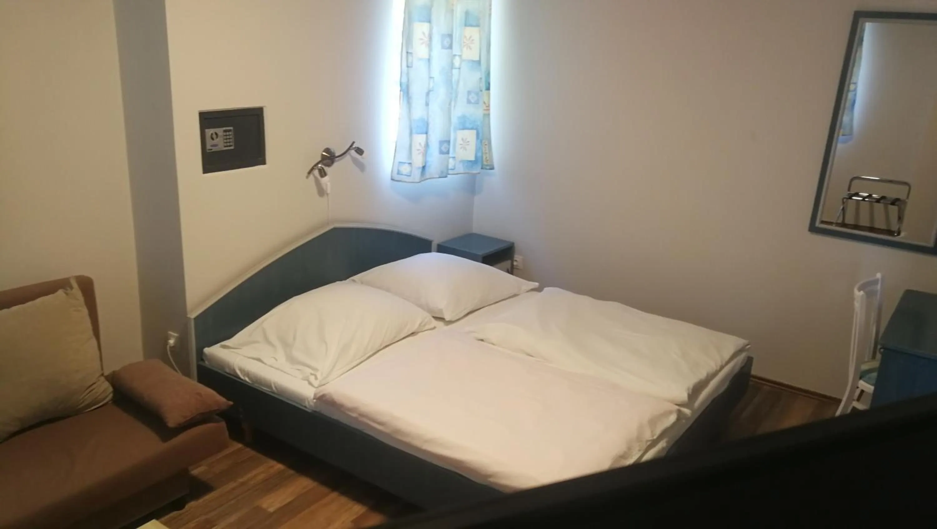 Photo of the whole room, Bed in Joker Panzió