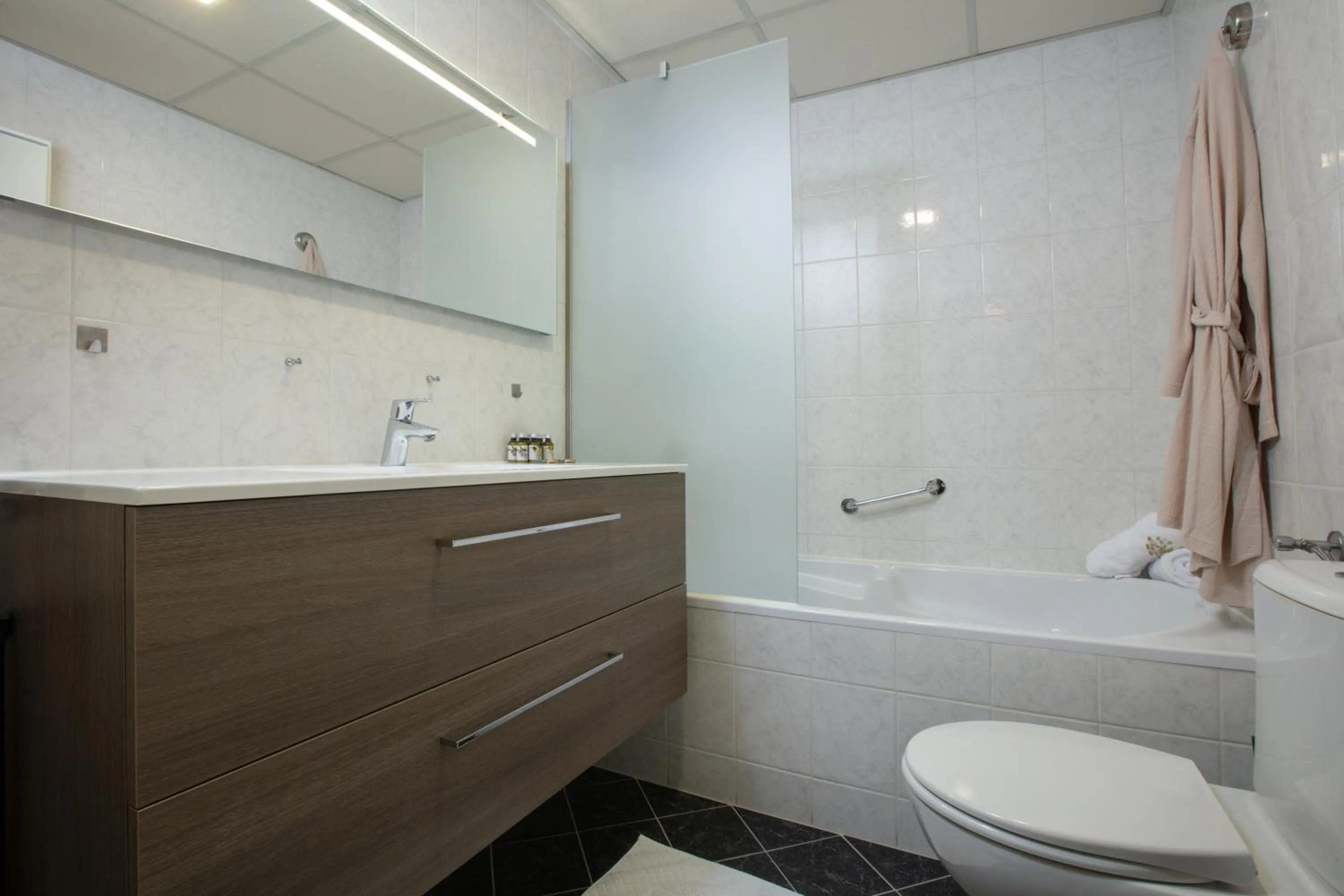 Bathroom in Hampshire Hotel Petit Nord