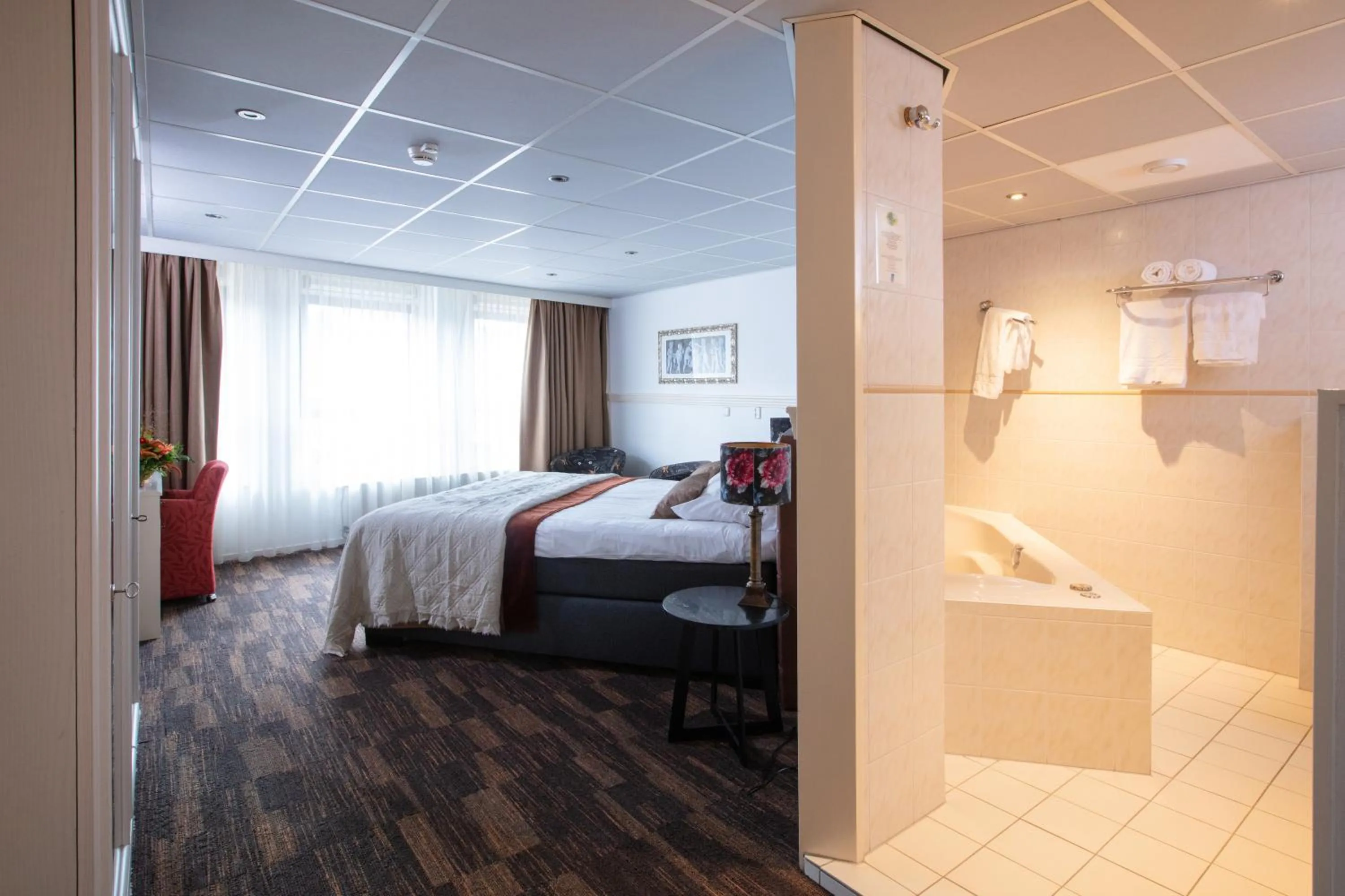 Bathroom, Bed in Hampshire Hotel Petit Nord