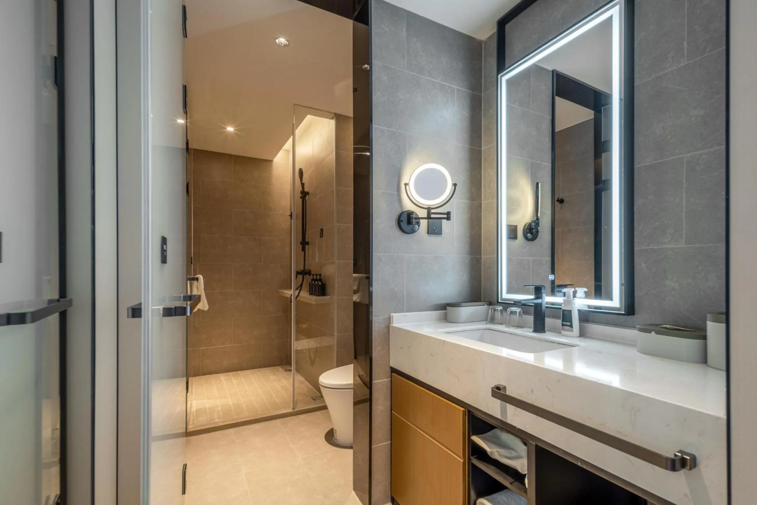 Atour Hotel Taizhou Linhai Toumen Port