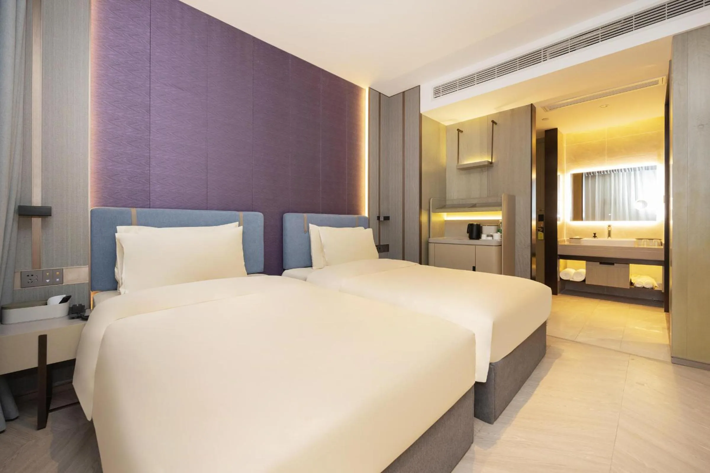 Bed in Atour X Hotel Shanghai Hongqiao National Exhibition Qibao Old Street