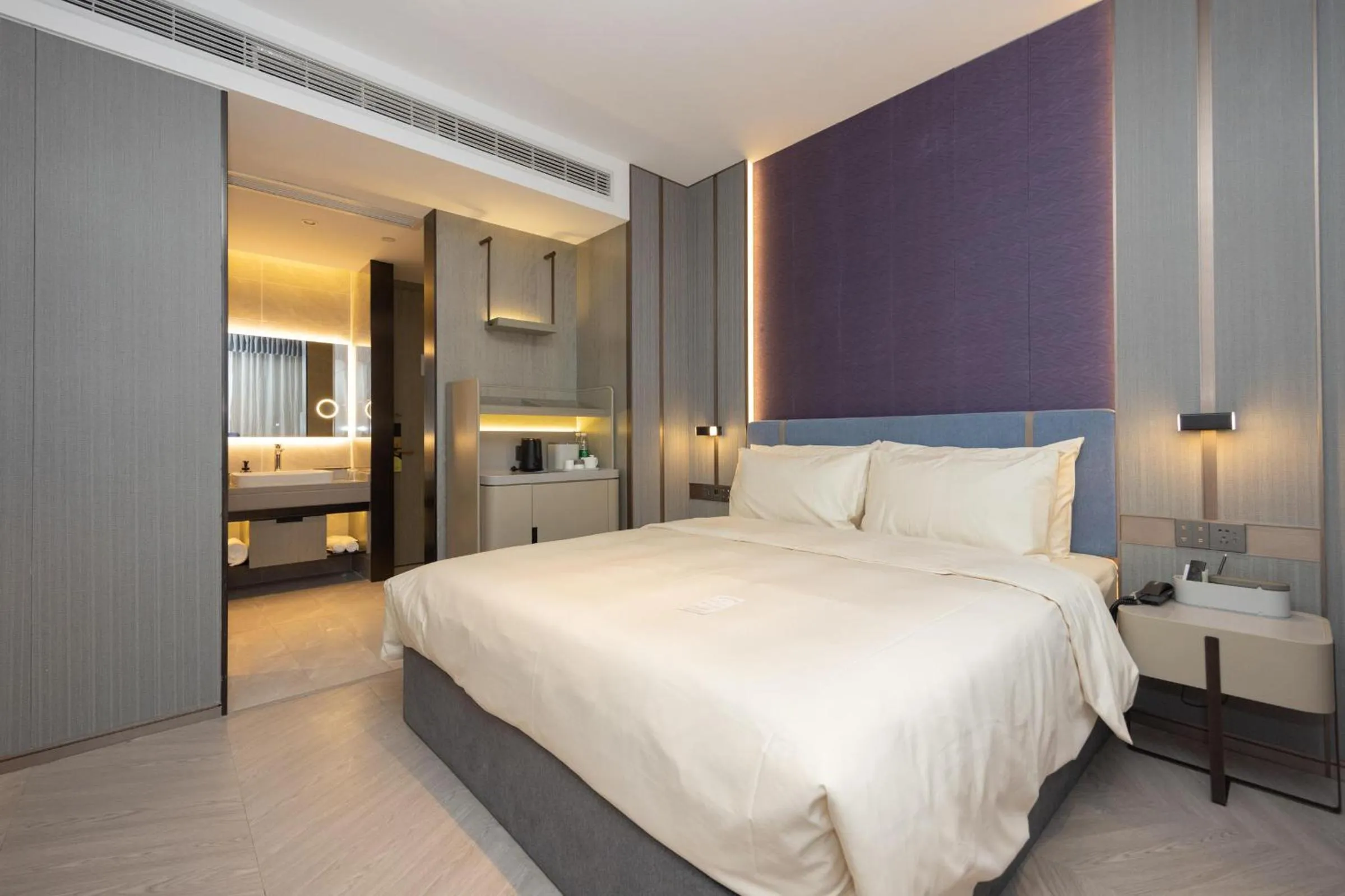 Bed in Atour X Hotel Shanghai Hongqiao National Exhibition Qibao Old Street