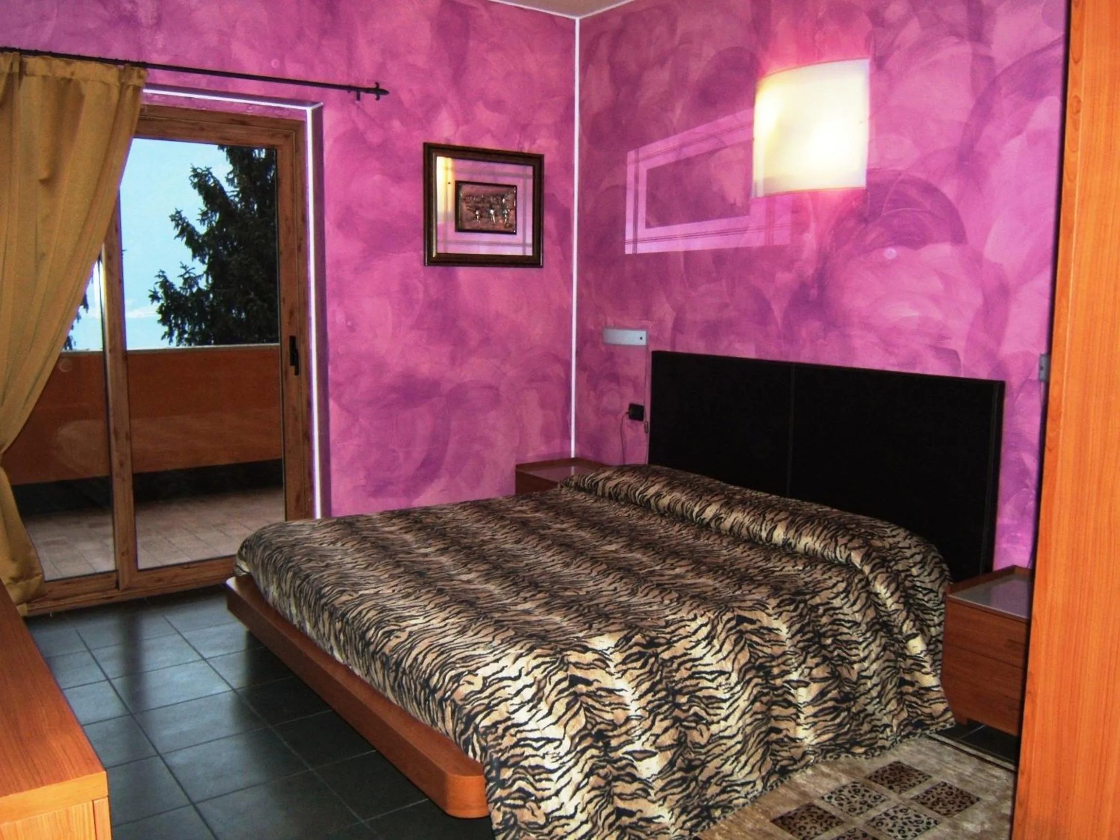 Shower, Bed in Hotel Empire Resort