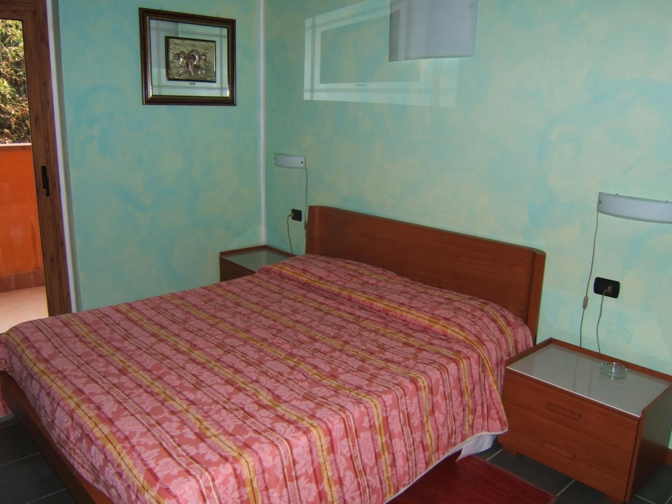 Shower, Bed in Hotel Empire Resort