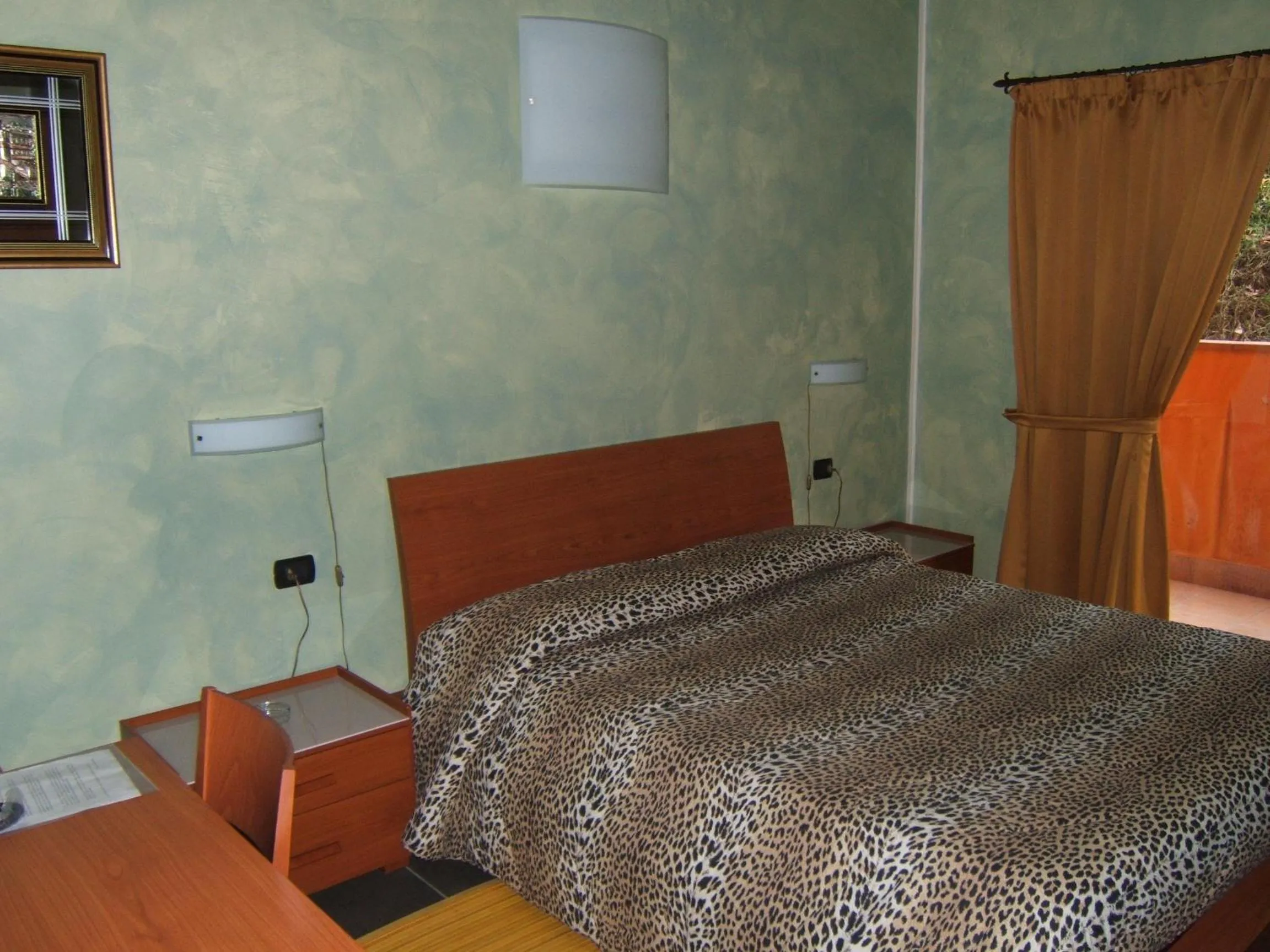 Shower, Bed in Hotel Empire Resort