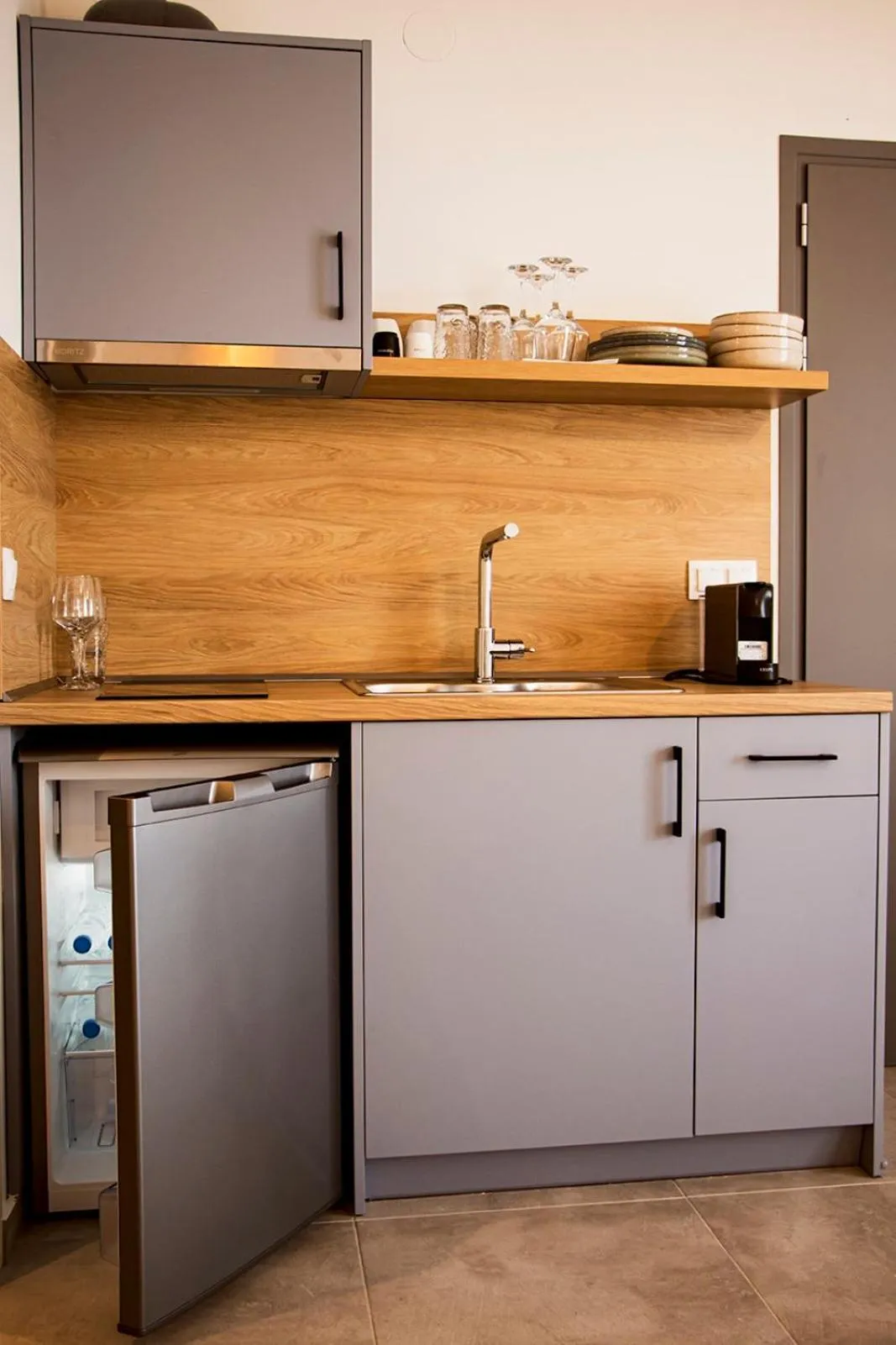 Coffee/tea facilities in Arodo Suites