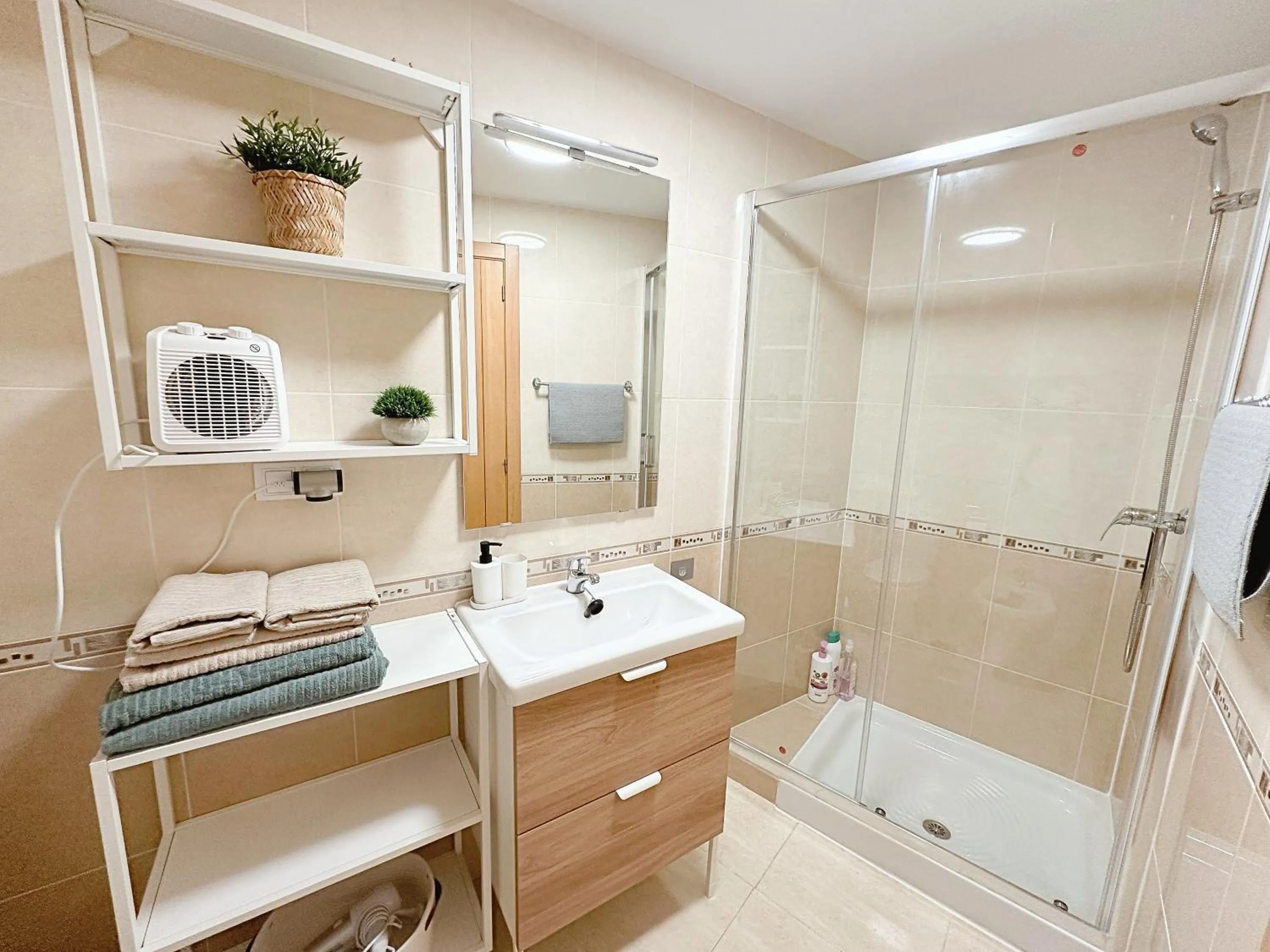 Shower in Moderne, lumineux, balcon, piscine, parking