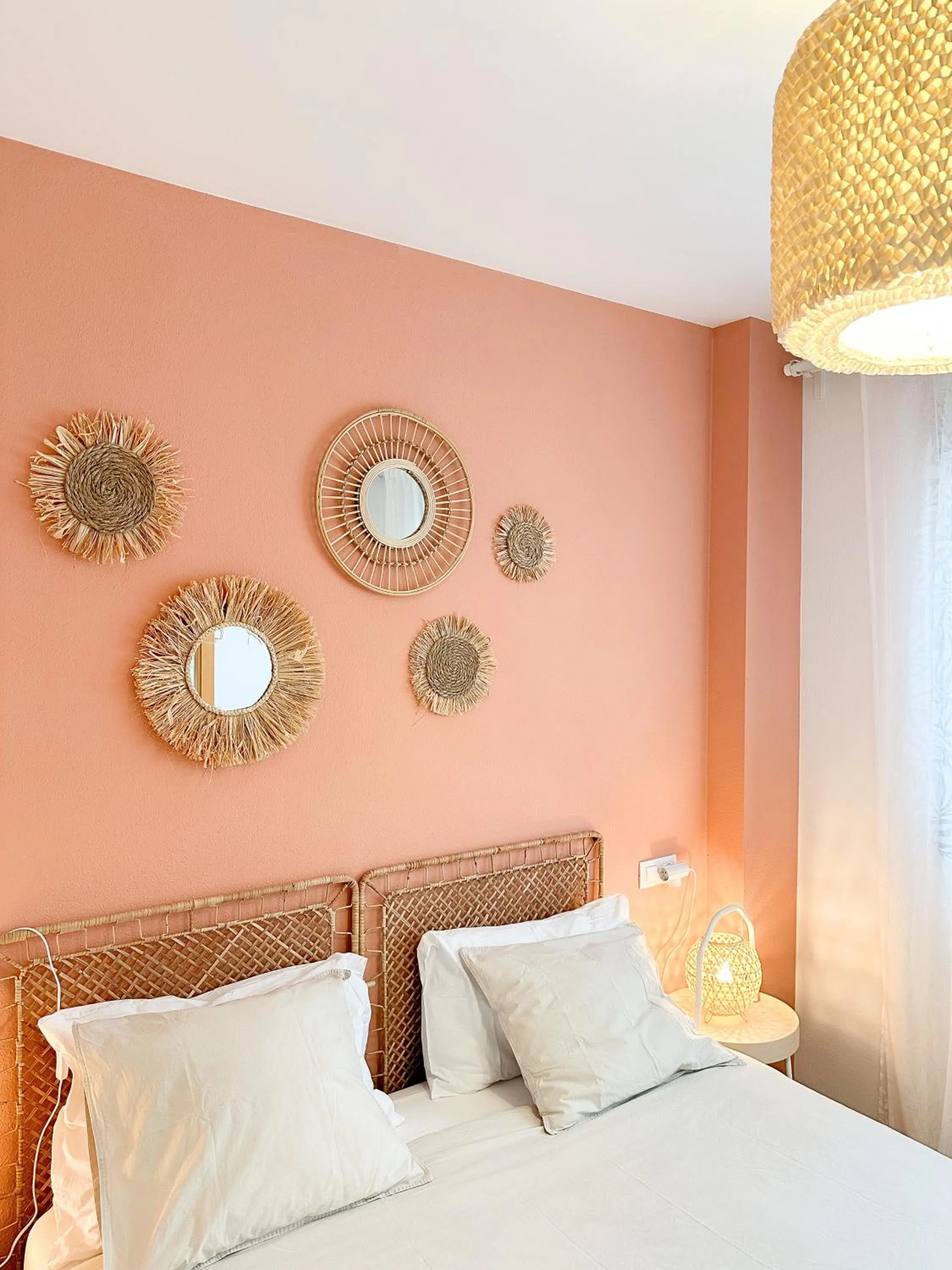 Decorative detail, Bed in Moderne, lumineux, balcon, piscine, parking