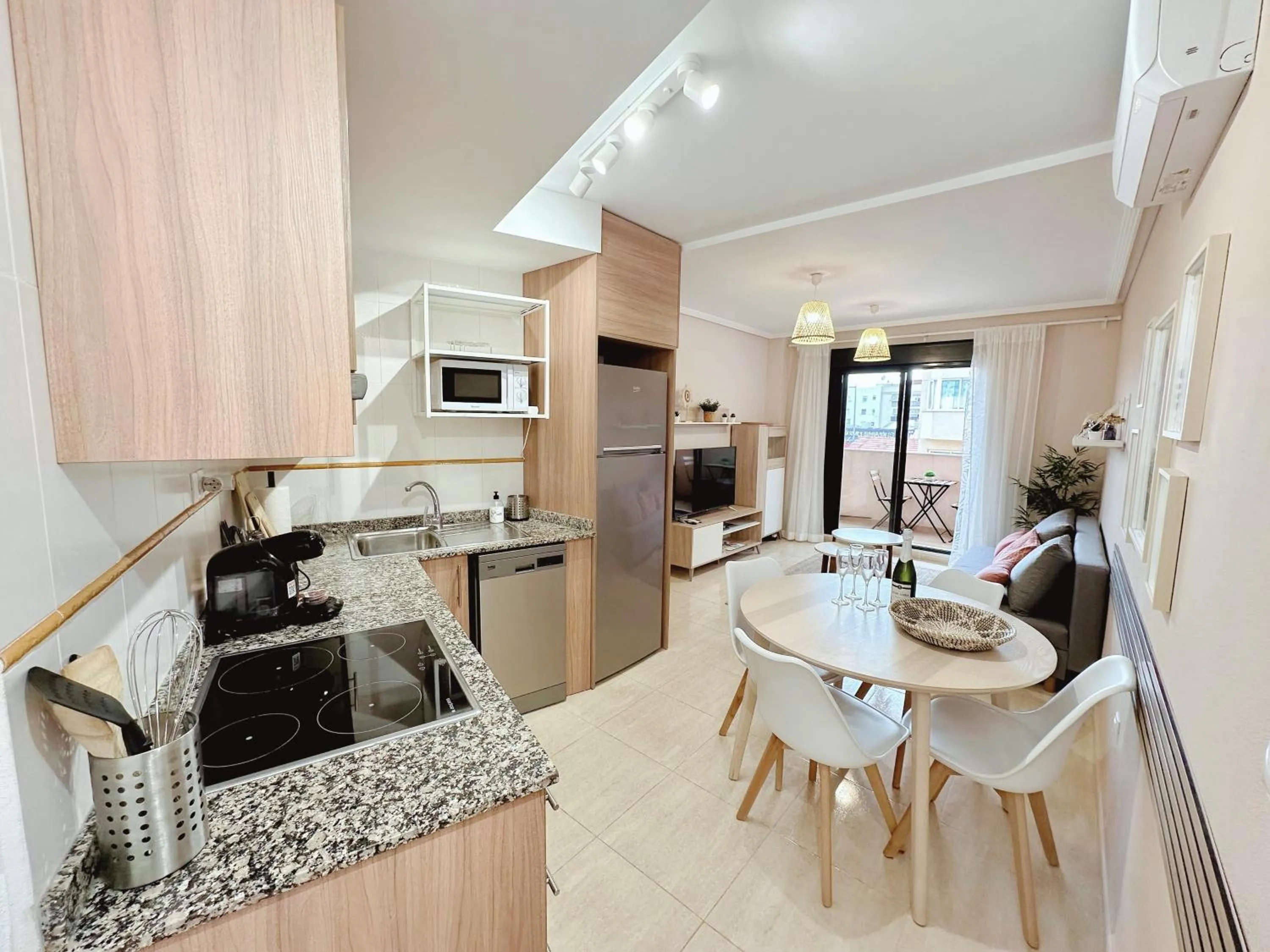 Kitchen or kitchenette in Moderne, lumineux, balcon, piscine, parking