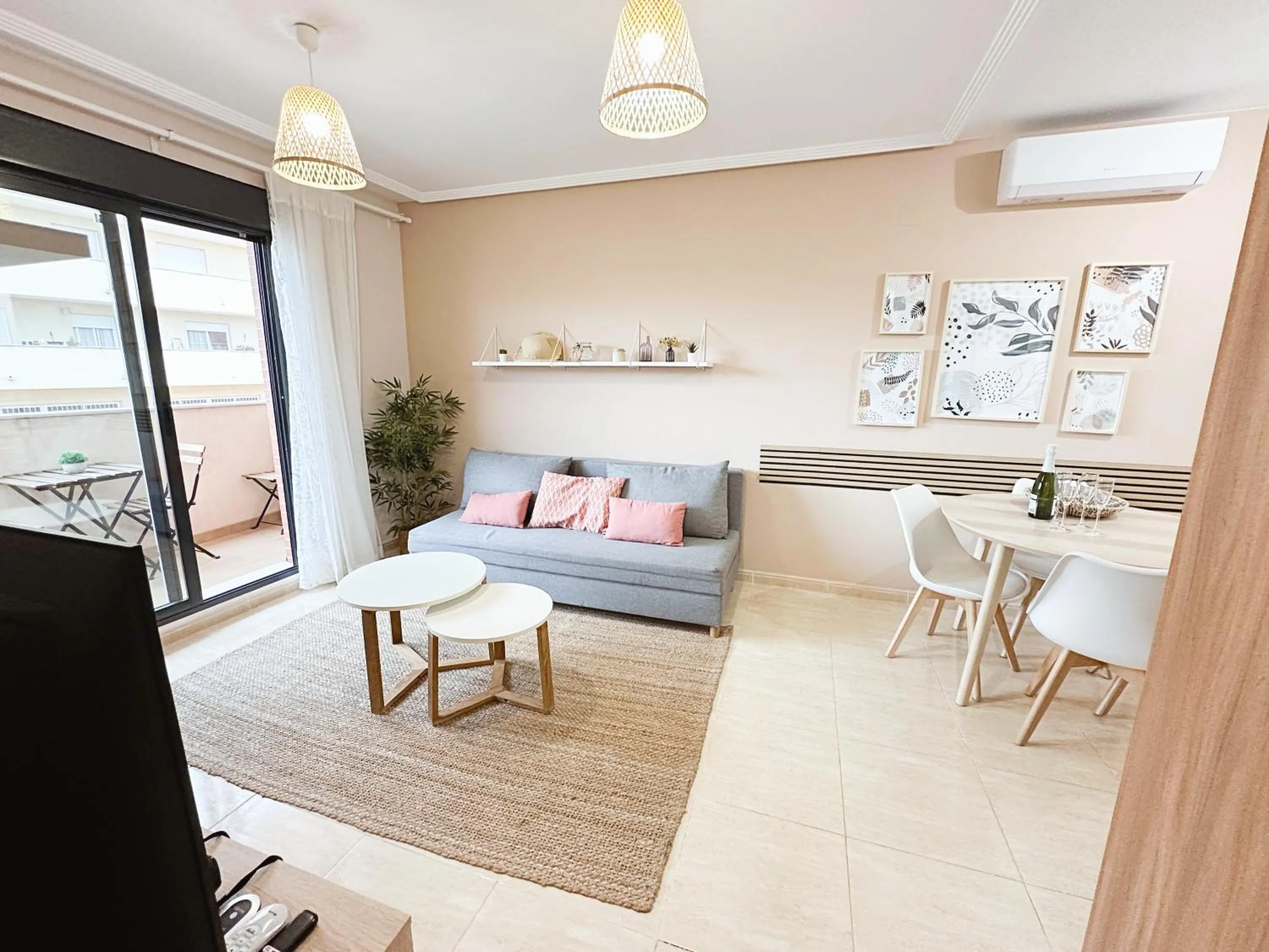 TV and multimedia in Moderne, lumineux, balcon, piscine, parking