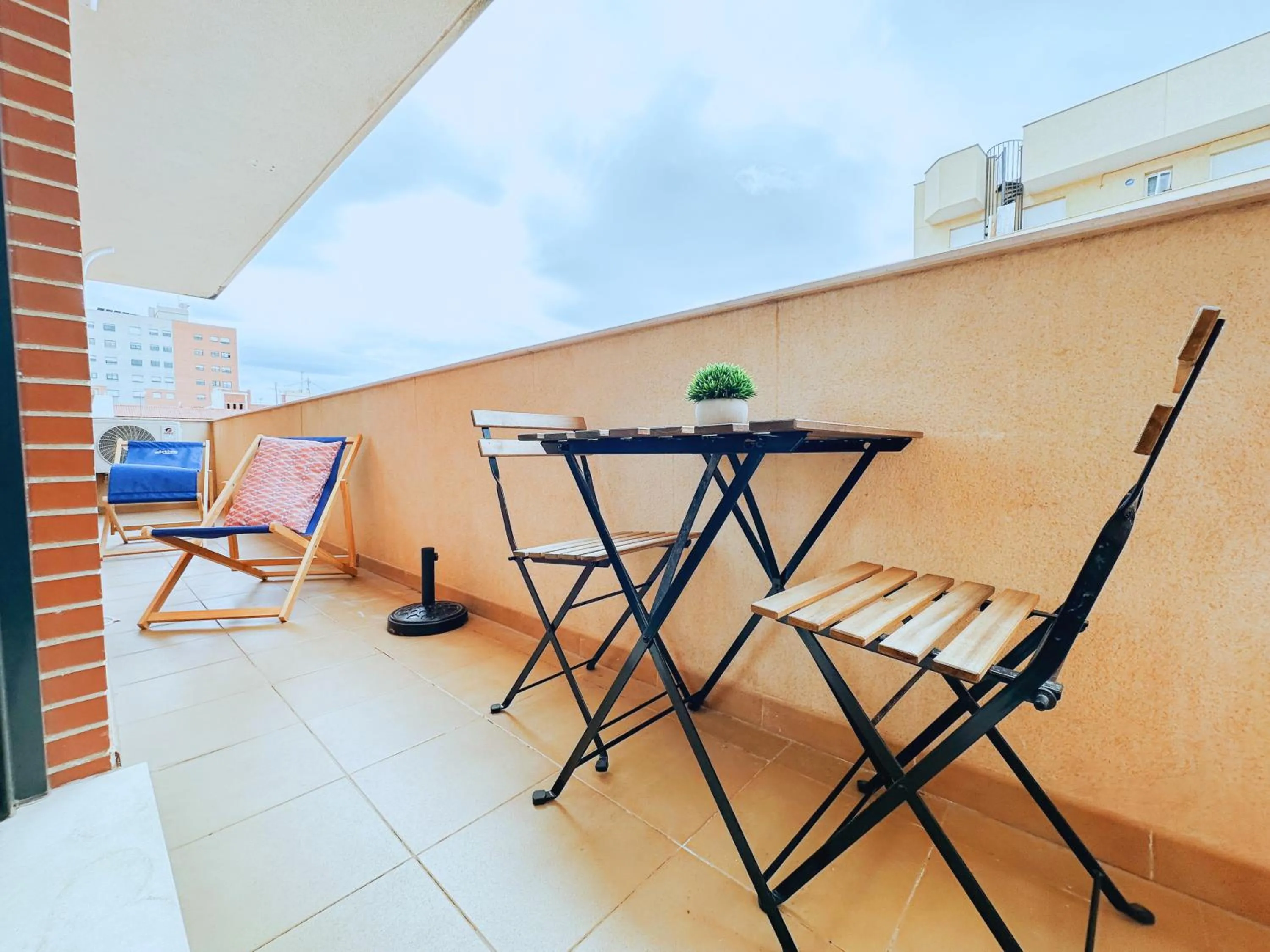 Balcony/Terrace in Moderne, lumineux, balcon, piscine, parking
