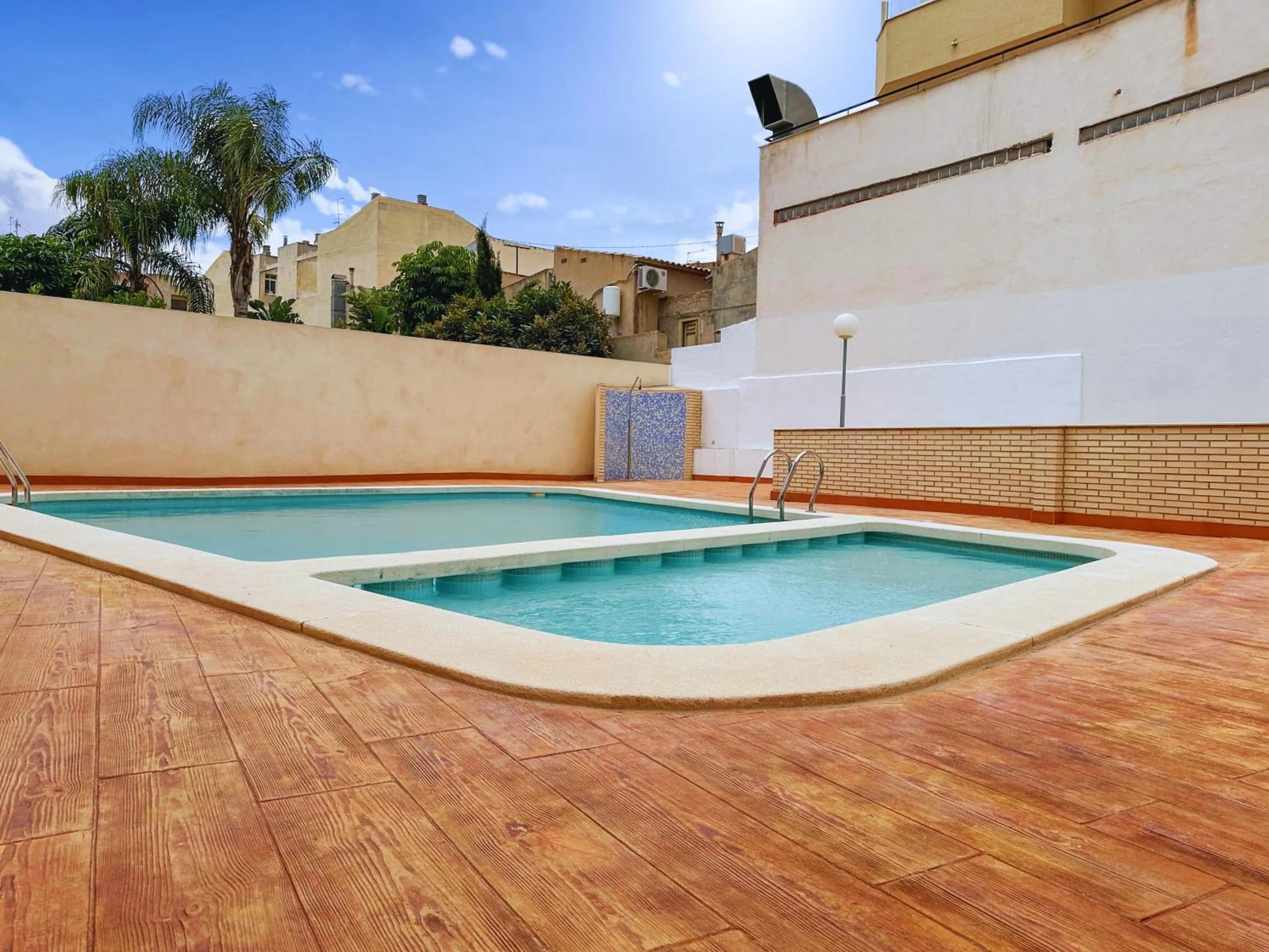 Pool view in Moderne, lumineux, balcon, piscine, parking