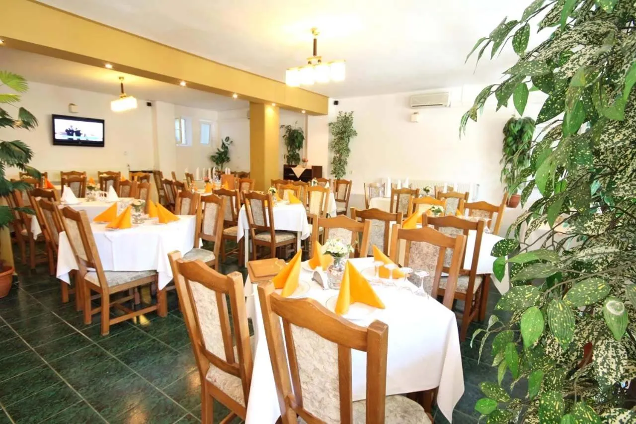 Restaurant/places to eat in Hotel Dynes