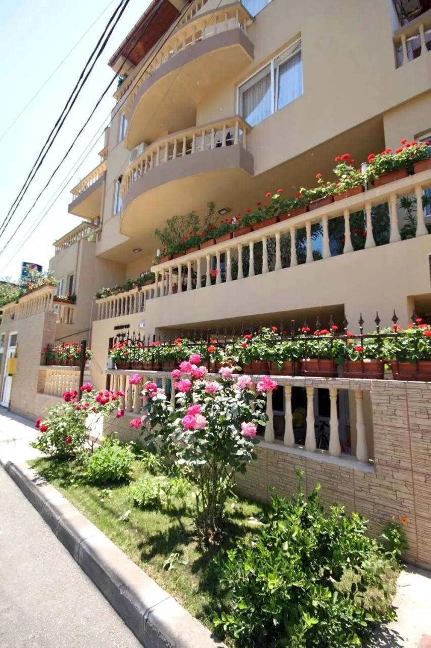 Facade/entrance in Hotel Dynes