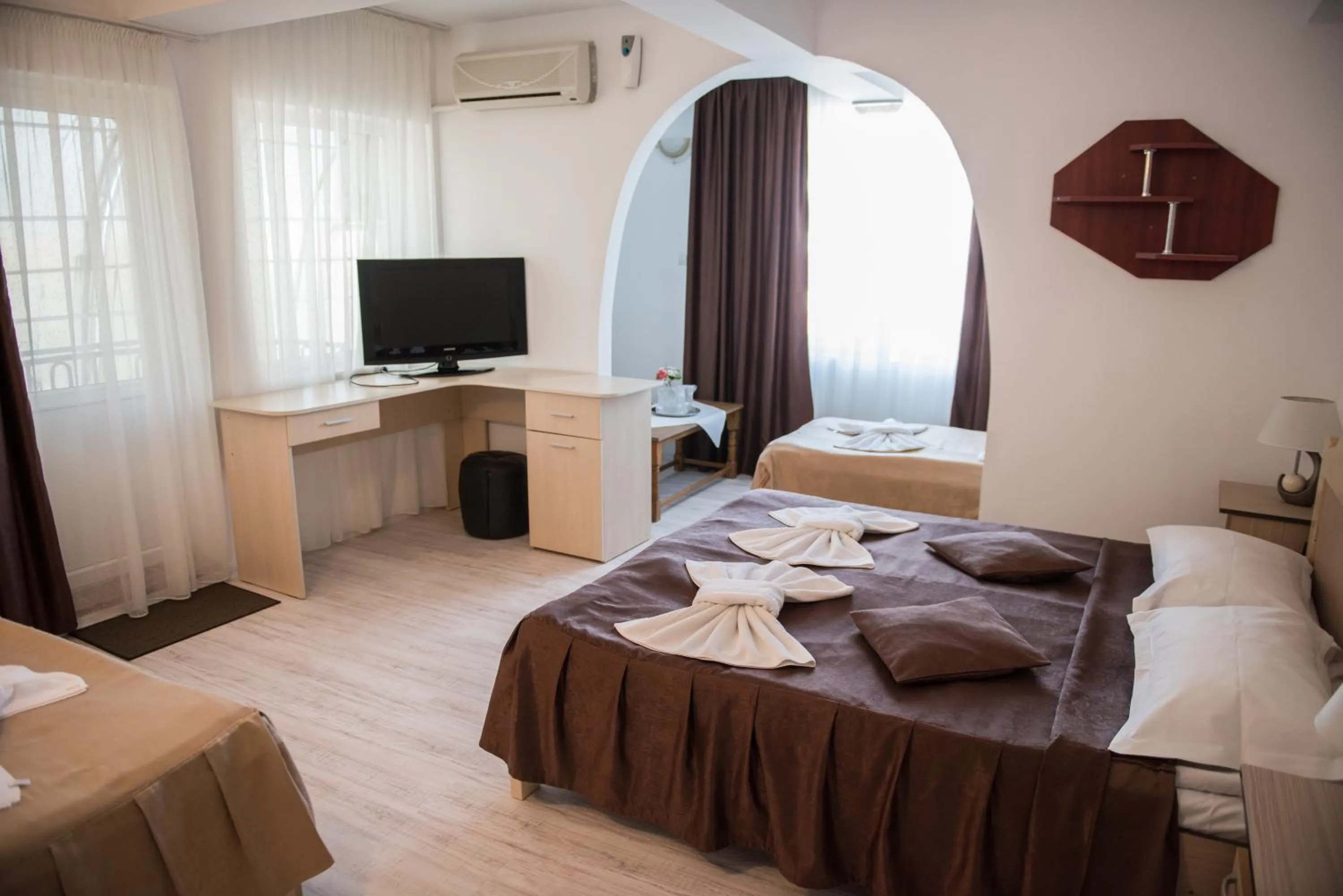 young children, Bed in Hotel Dynes