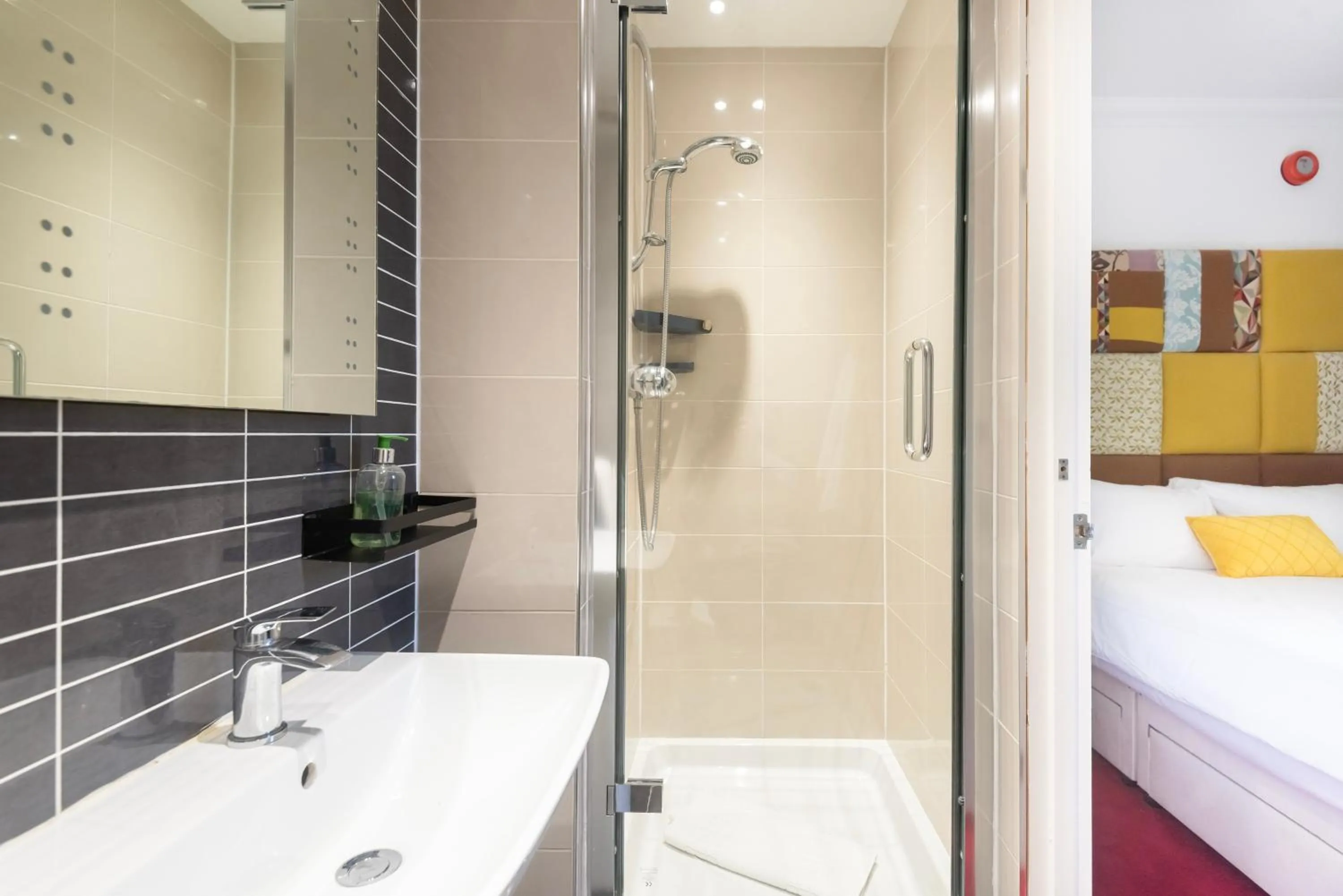 Shower, Bed in INNit Cavalaire