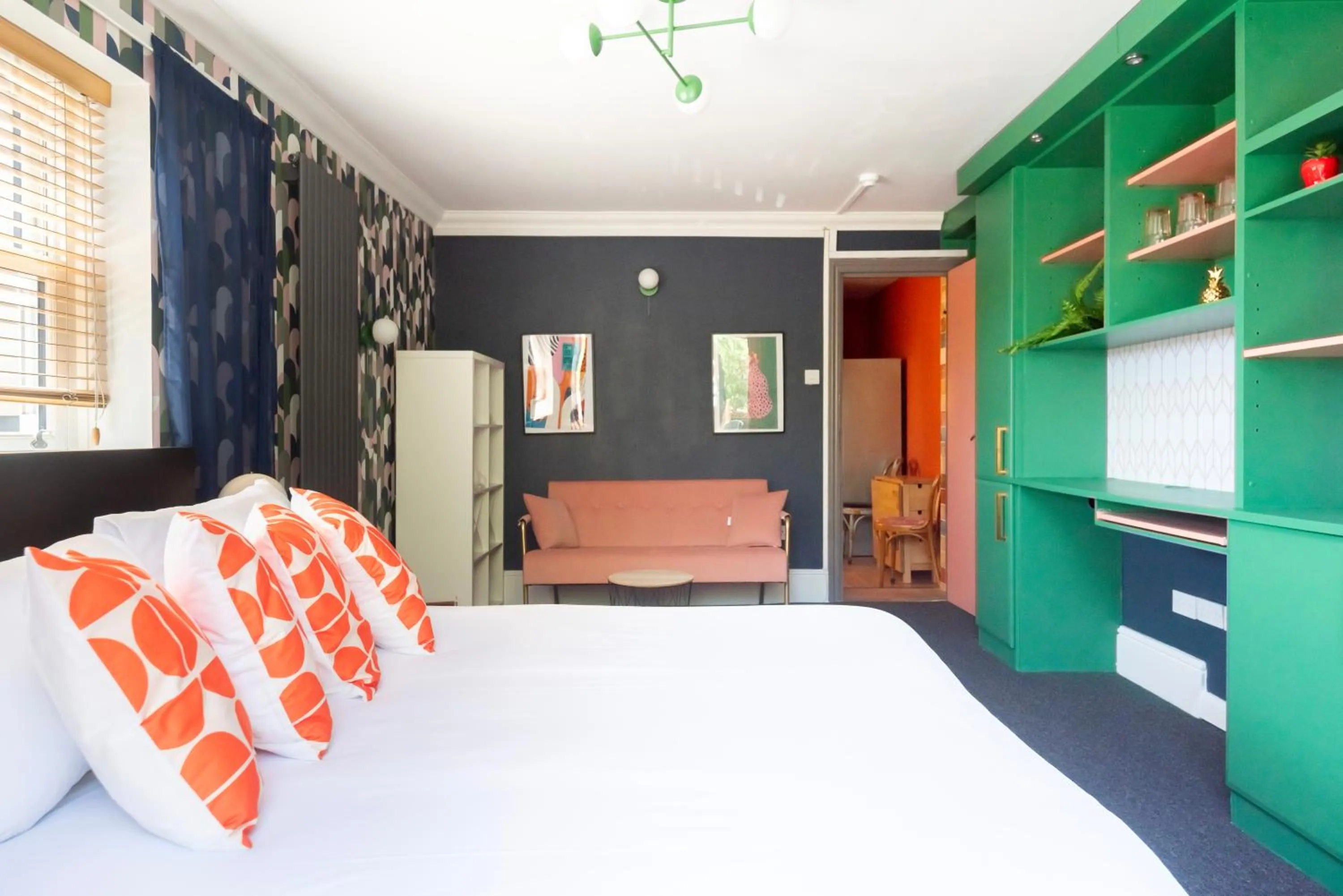 Photo of the whole room, Bed in INNit Cavalaire