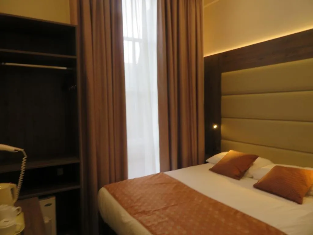 Bed in Glendale Hyde Park Hotel