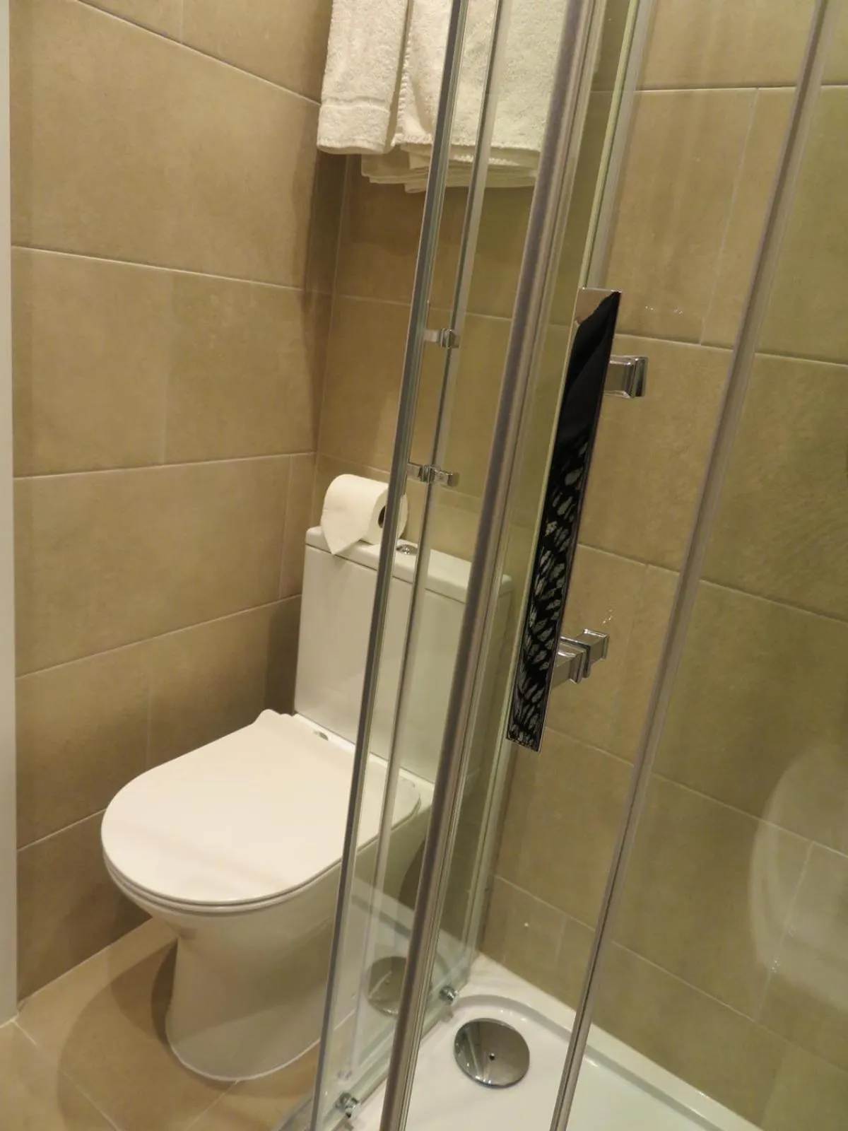 Shower in Glendale Hyde Park Hotel