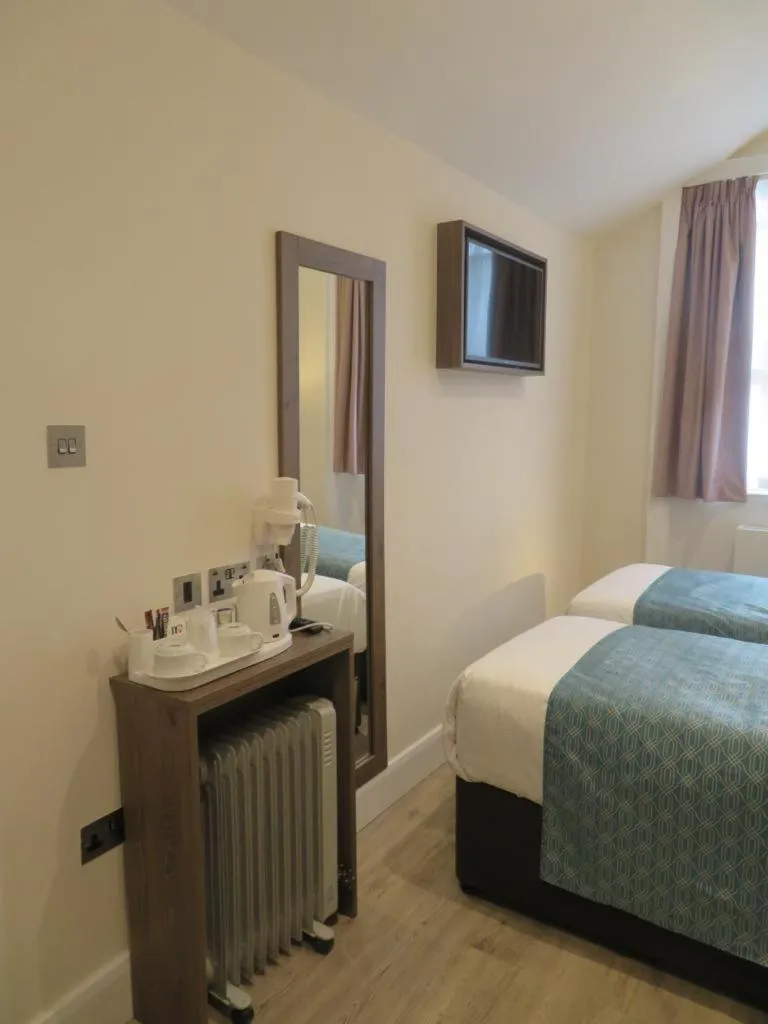 Bed in Glendale Hyde Park Hotel