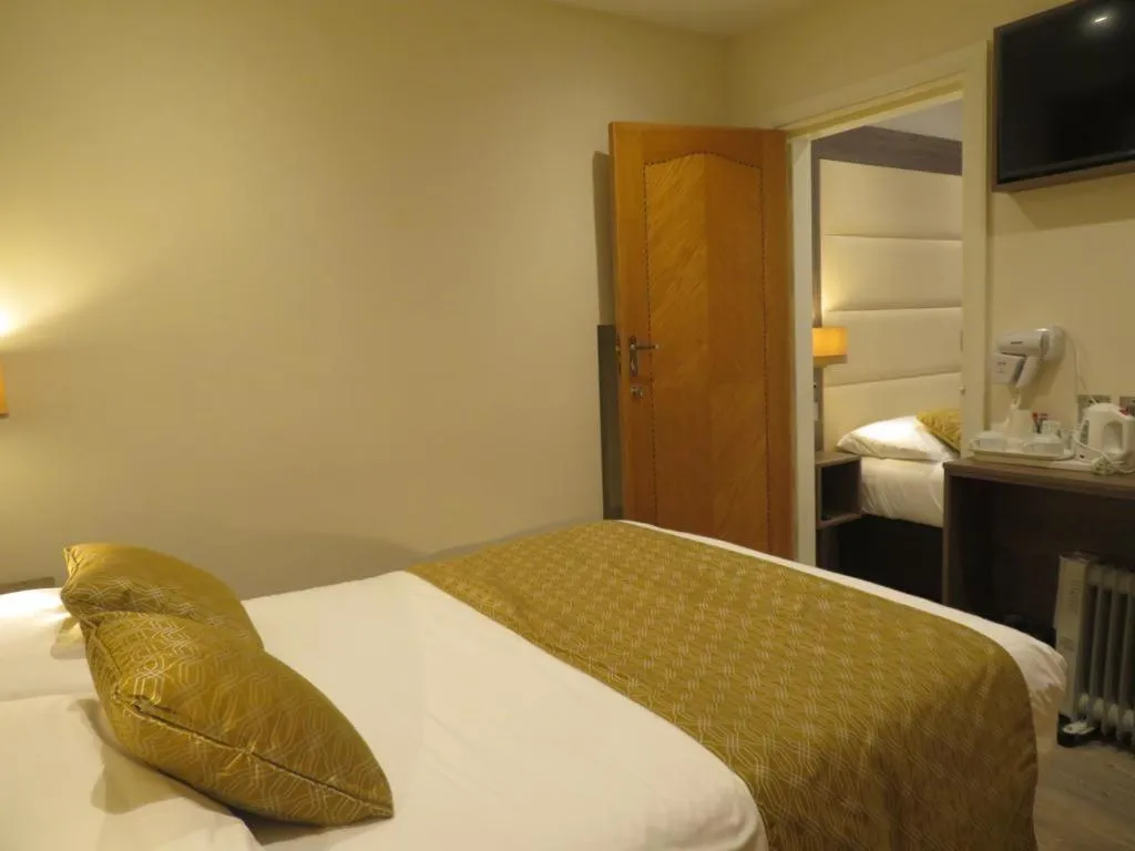 Bed in Glendale Hyde Park Hotel