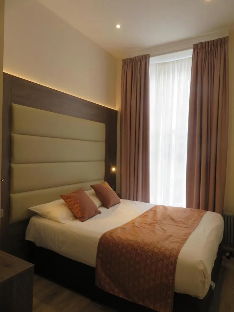 Bed in Glendale Hyde Park Hotel