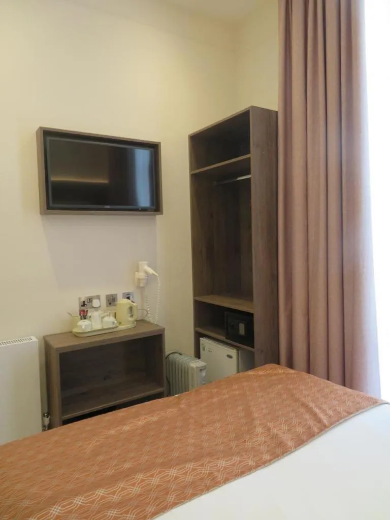 Bed in Glendale Hyde Park Hotel