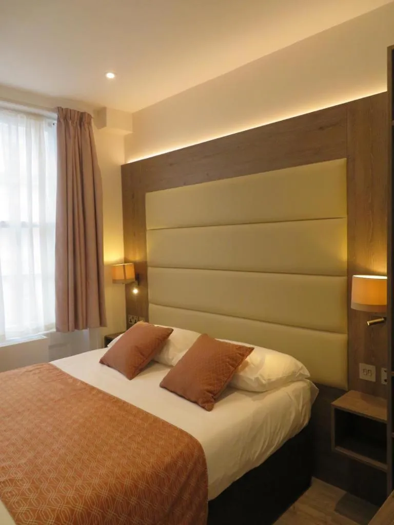 Bed in Glendale Hyde Park Hotel