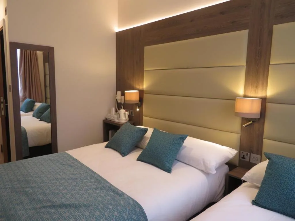 Bed in Glendale Hyde Park Hotel