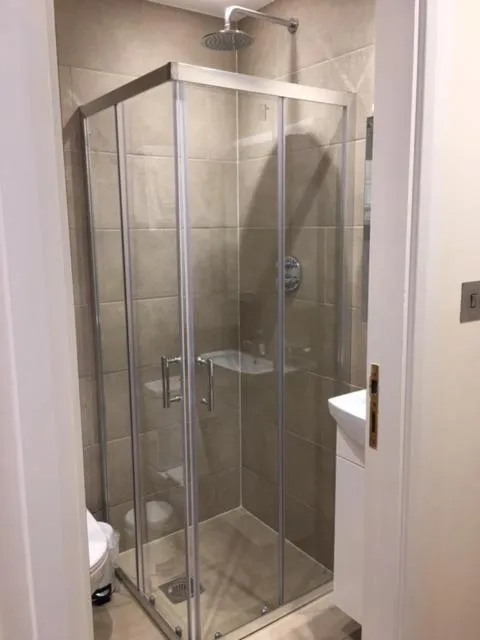 Shower in Glendale Hyde Park Hotel