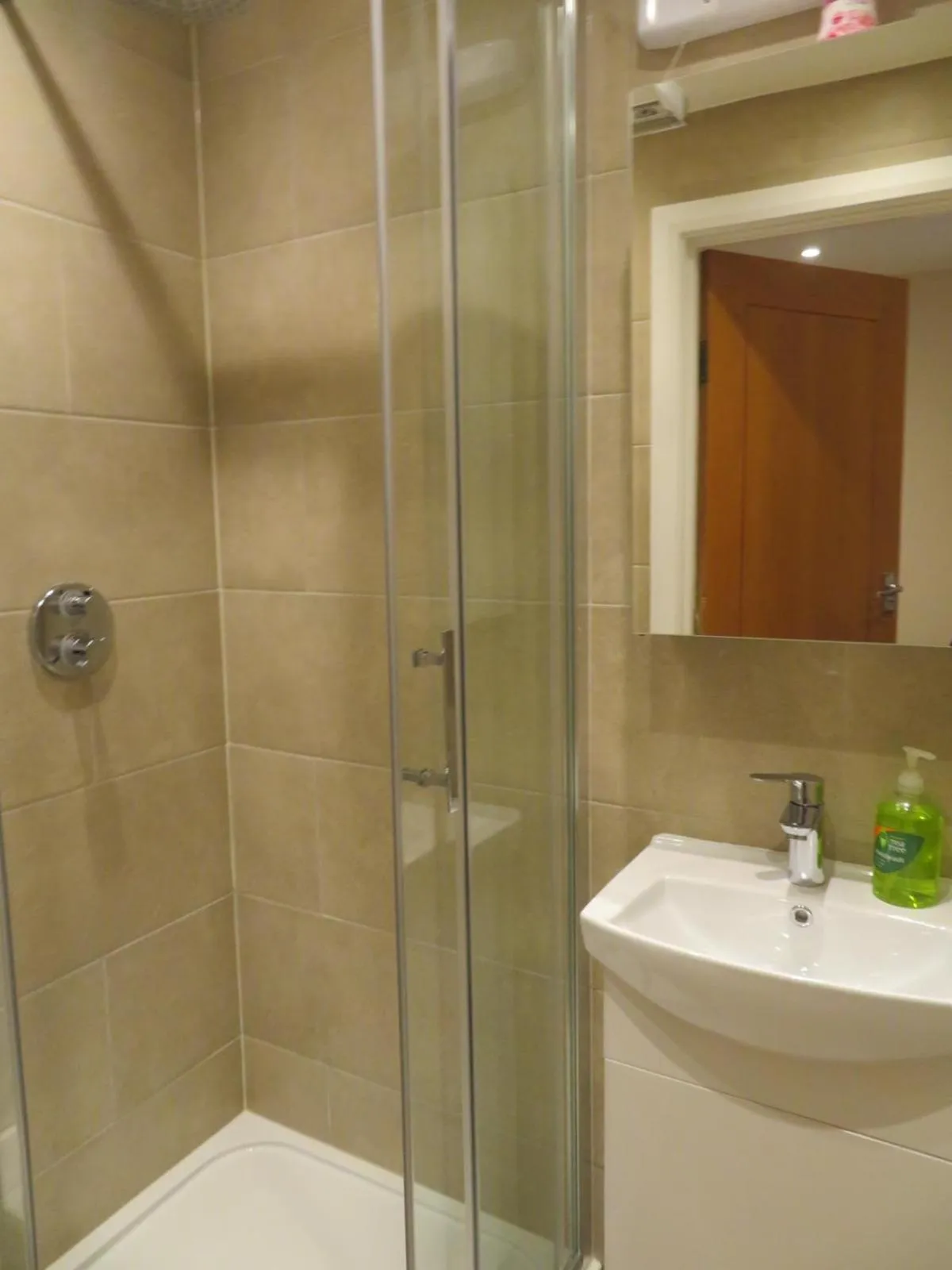 Shower in Glendale Hyde Park Hotel