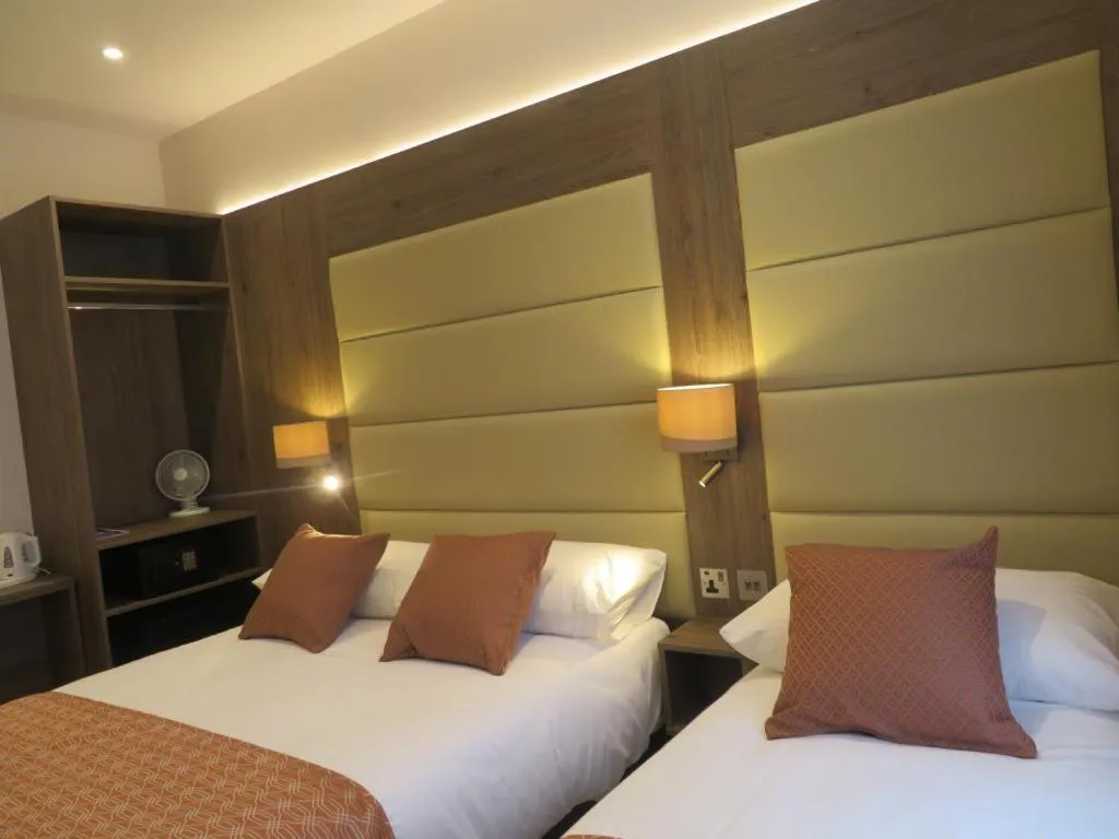 Bed in Glendale Hyde Park Hotel