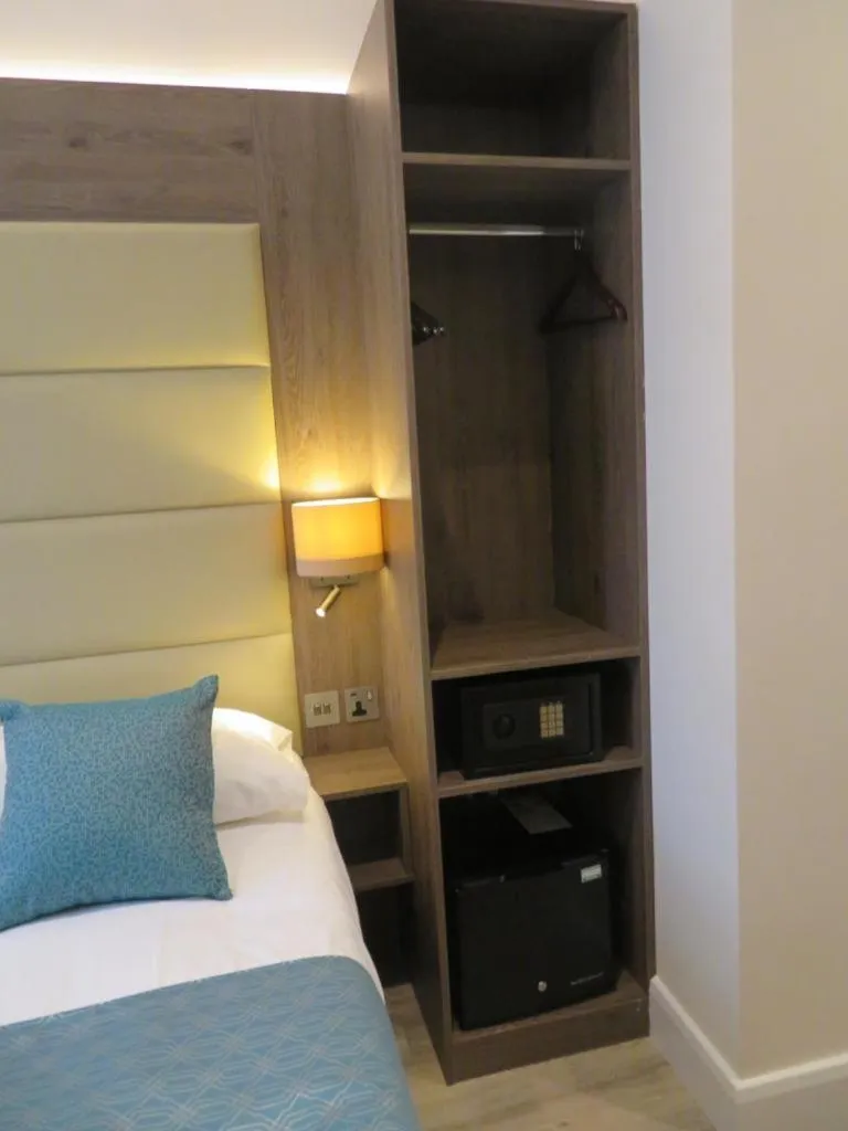 Bed in Glendale Hyde Park Hotel