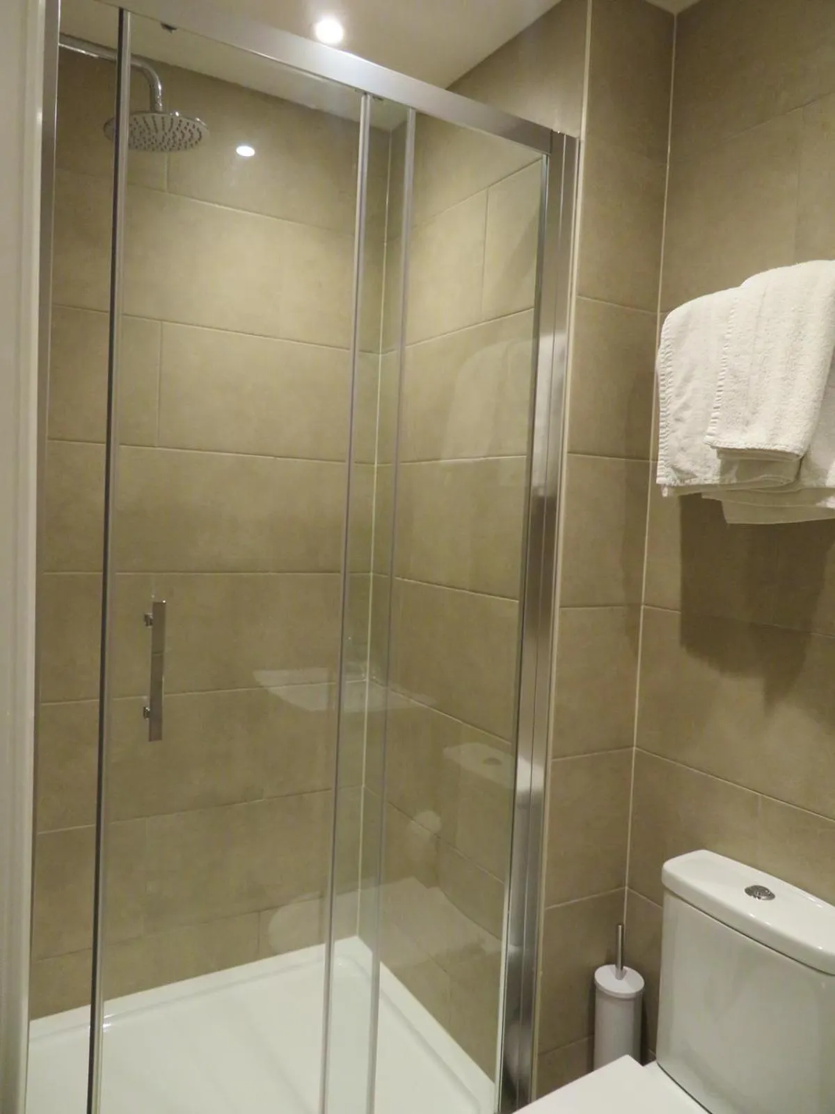 Shower in Glendale Hyde Park Hotel