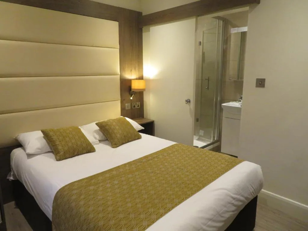 Bed in Glendale Hyde Park Hotel