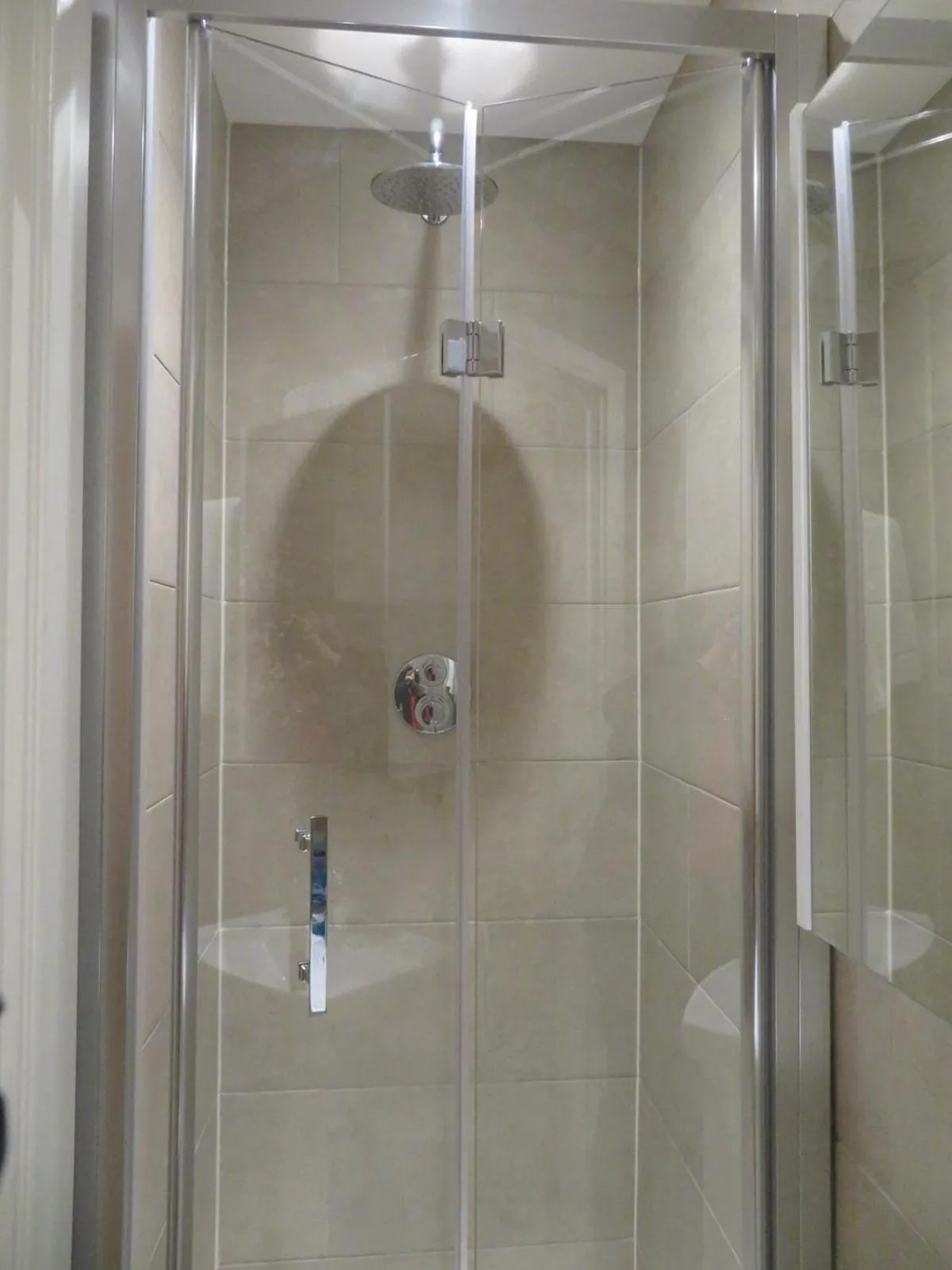 Shower in Glendale Hyde Park Hotel