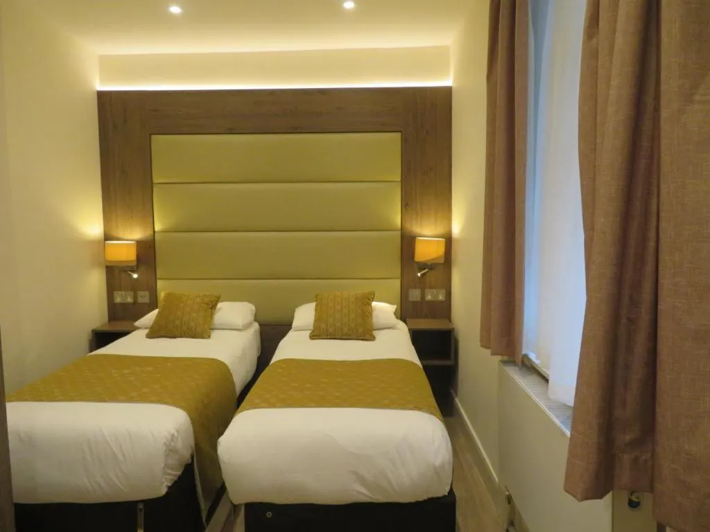 Bed in Glendale Hyde Park Hotel