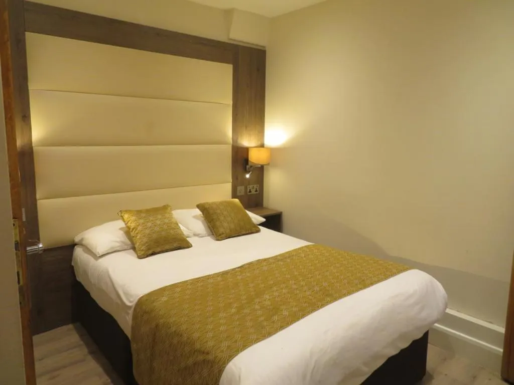 Bed in Glendale Hyde Park Hotel