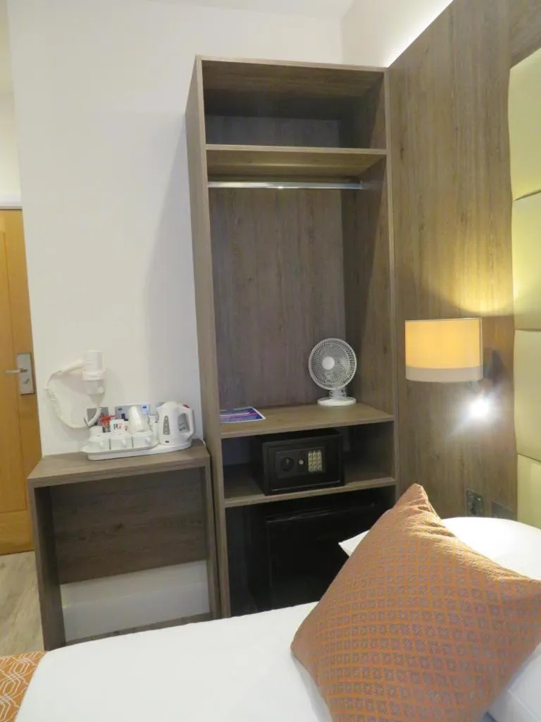 Bed in Glendale Hyde Park Hotel